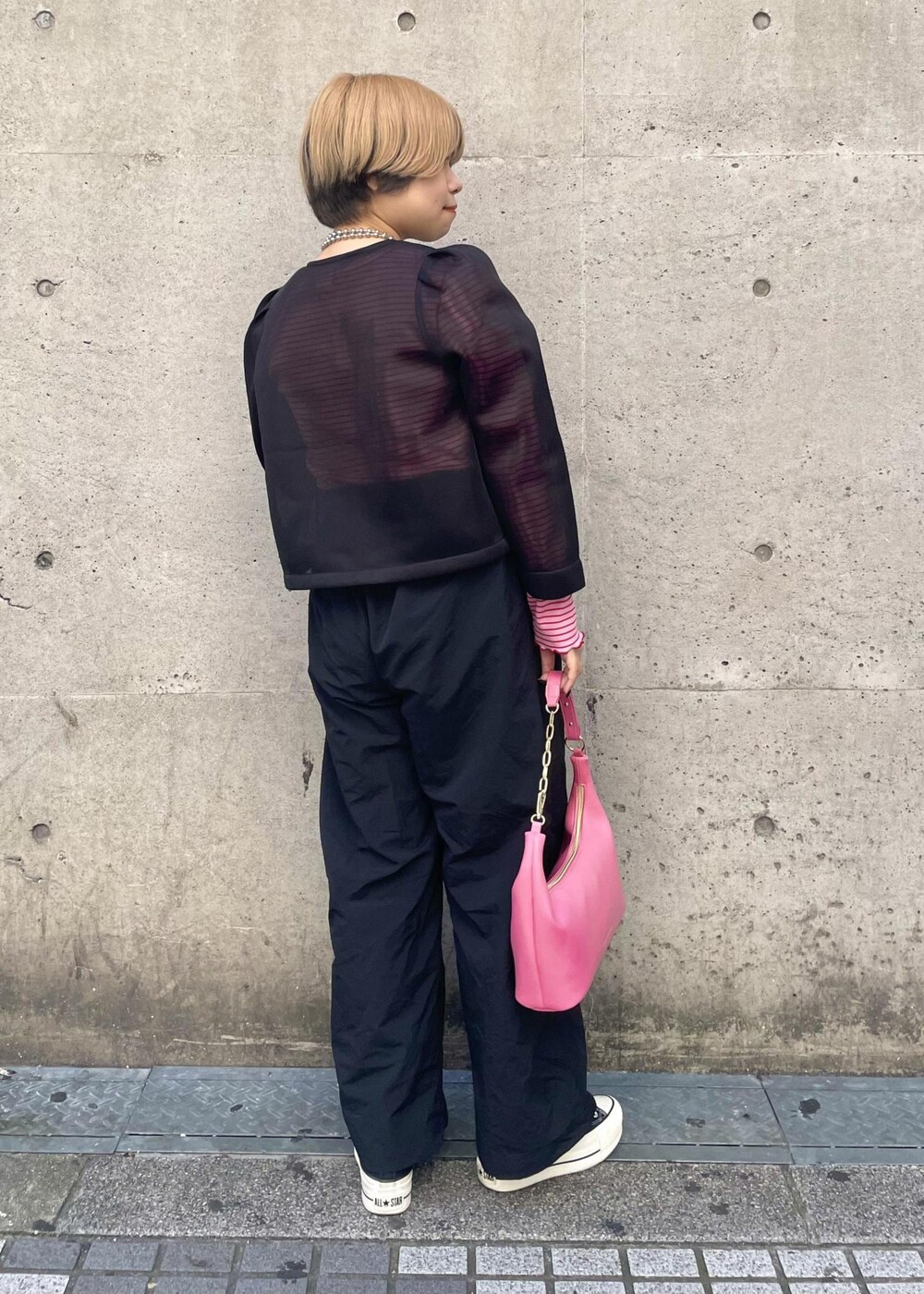 ブラック系のスニーカー、ブラック系のカーディガン/ボレロ、ピンク系のカーディガン/ボレロを着用したレディースの春コーディネートの3枚目の写真