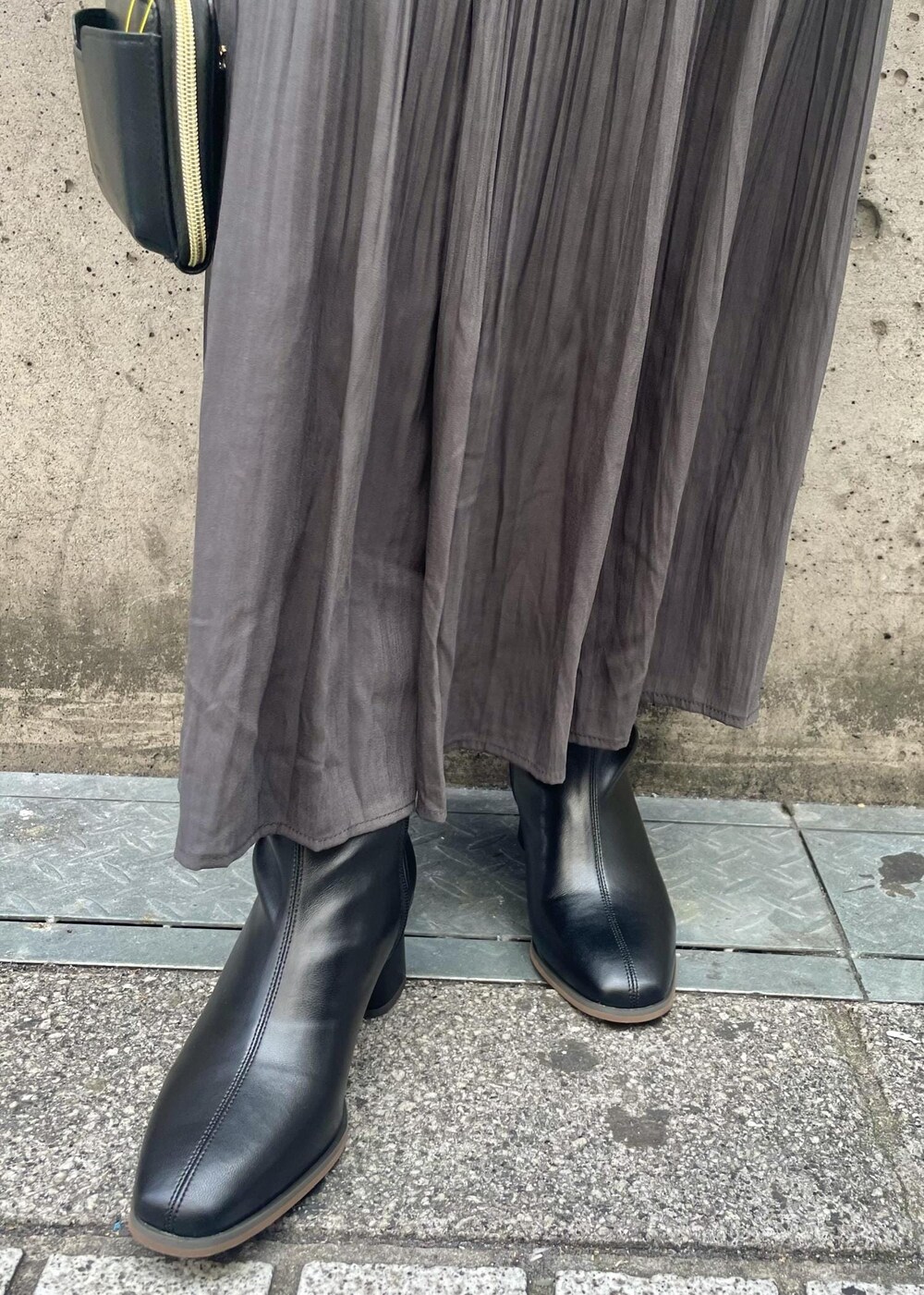 「GDM14160、GDE14130、GDK63560、GIA63050、GIX63380、カーディガン、ワンピース、プリーツワンピ、休日スタイル、お出かけコーデ、プチプラ、ショートブーツ、23W冬の新作、24W春の新作、低身長」｜「ROPE' PICNICの【CM着用商品】ソフトストレッチブーツ（ブーツ、ブラック系）」を使った、ponnuさん（レディース・154cm）の冬コーディネートの7枚目の写真