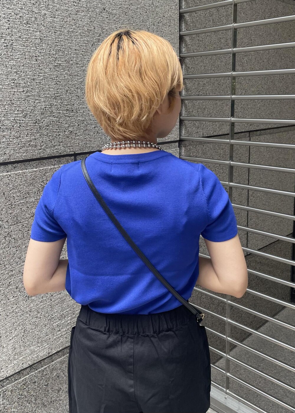 ブラック系のその他パンツ、ブラック系のショルダーバッグ、ブルー系のニット/セーターを着用したレディースの夏コーディネートの5枚目の写真