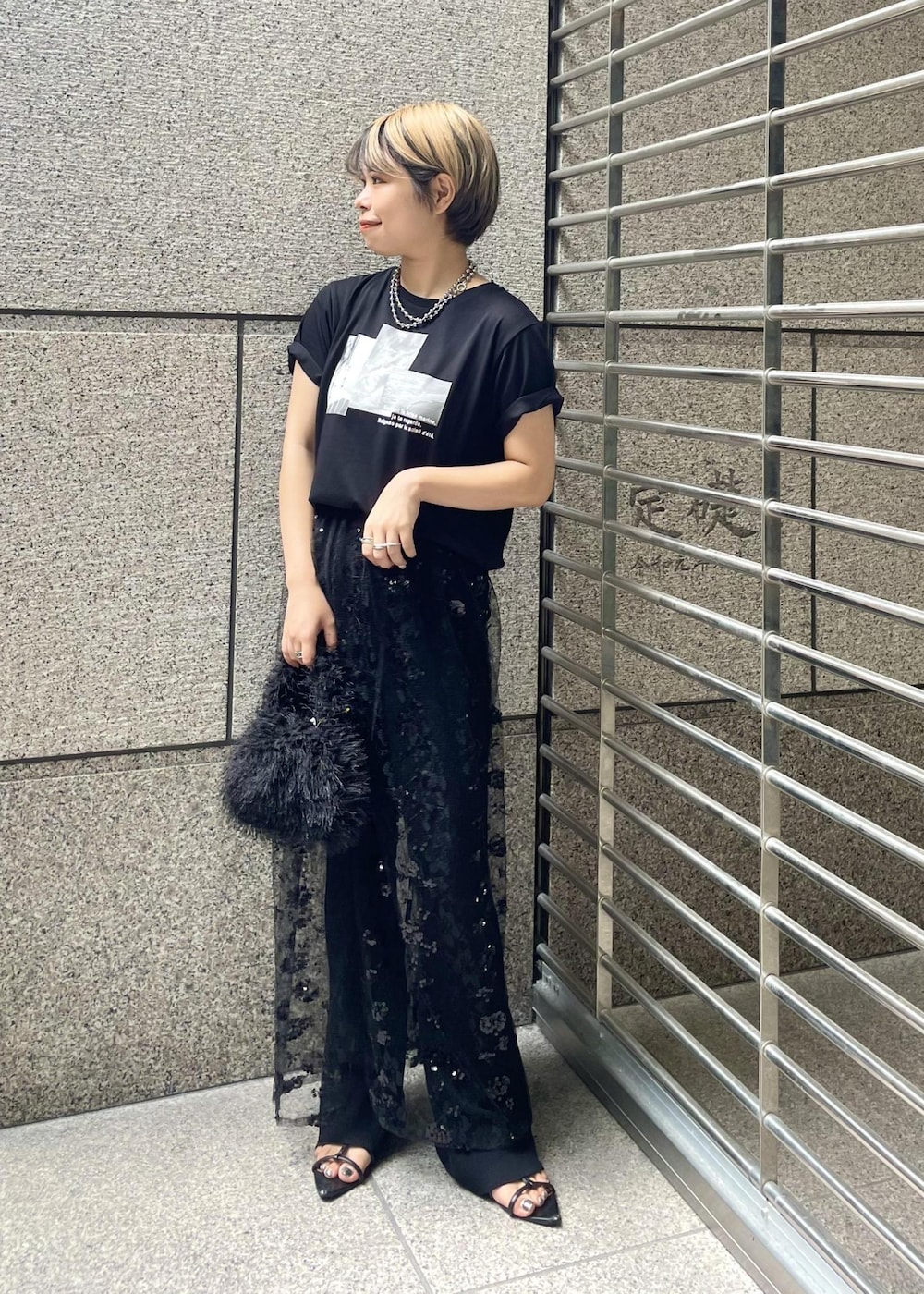 「オールブラック、オールブラックコーデ、ブラック、プルオーバー、Tシャツ、ロゴ、半袖、クルーネック、プリント、グラフィック、ワイド、花柄、十分丈、ハイウエスト、総柄」｜「ROPE' PICNICのニットパンツ（その他パンツ、ブラック系）」を使った、ponnuさん（レディース・154cm）の夏コーディネートの2枚目の写真