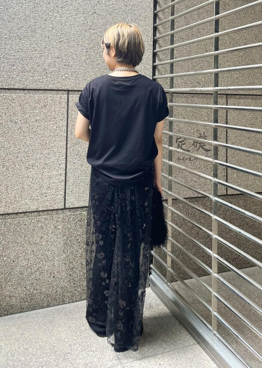 「オールブラック、オールブラックコーデ、ブラック、プルオーバー、Tシャツ、ロゴ、半袖、クルーネック、プリント、グラフィック、ワイド、花柄、十分丈、ハイウエスト、総柄」｜「ROPE' PICNICのニットパンツ（その他パンツ、ブラック系）」を使った、ponnuさん（レディース・154cm）の夏コーディネートの3枚目の写真