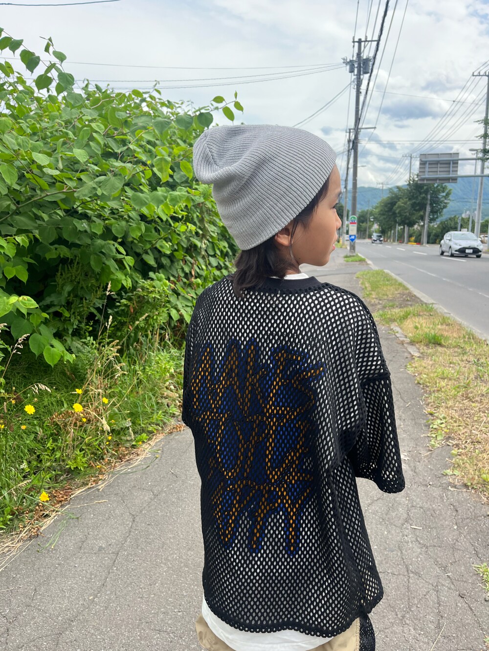 ブラック系のTシャツ/カットソー、ホワイト系のTシャツ/カットソー、ベージュ系のその他パンツを着用したキッズの夏コーディネートの4枚目の写真