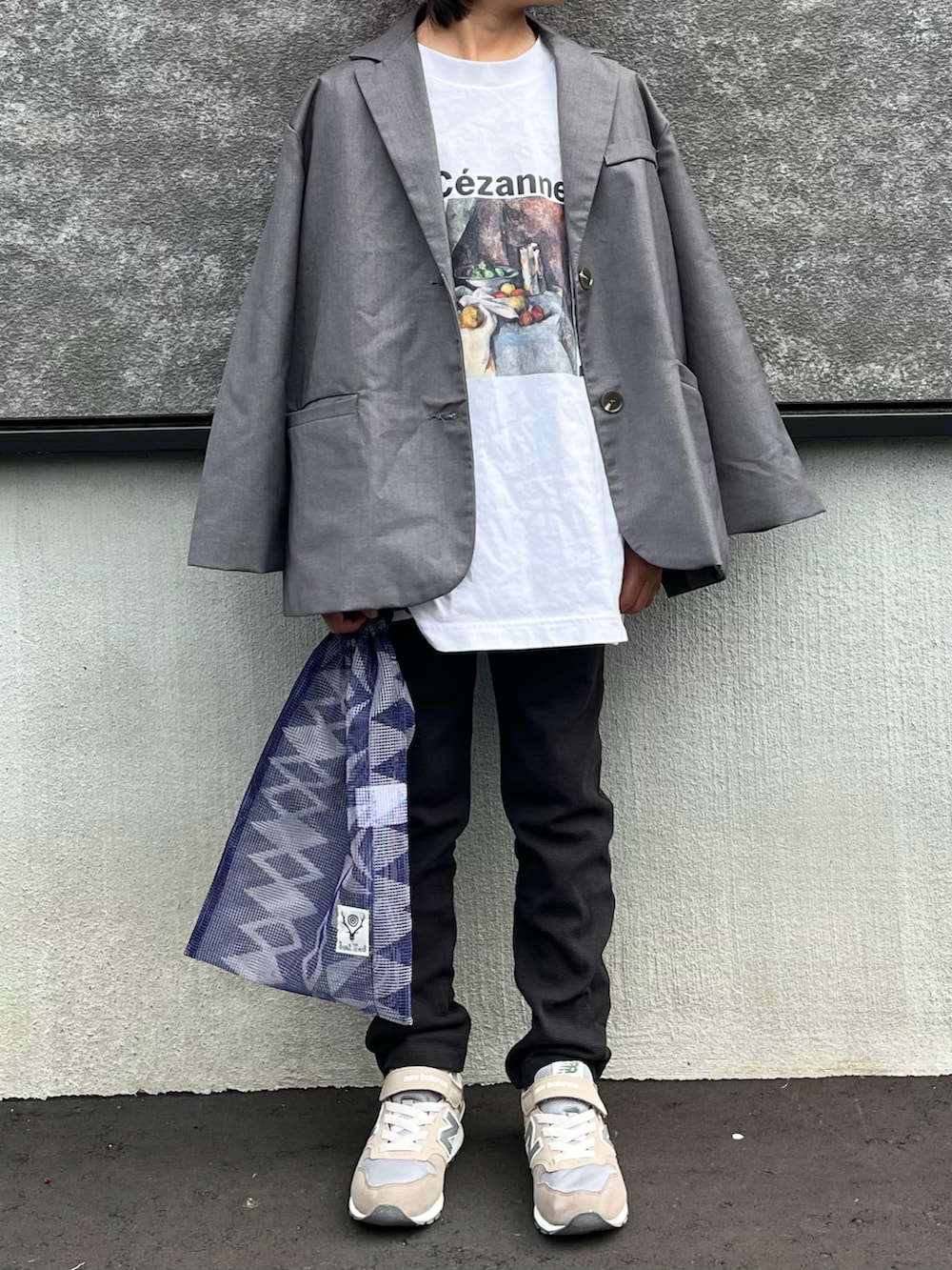 ホワイト系のTシャツ/カットソー、グレー系のテーラードジャケット、ブラック系のその他パンツを着用したキッズの春コーディネートの2枚目の写真