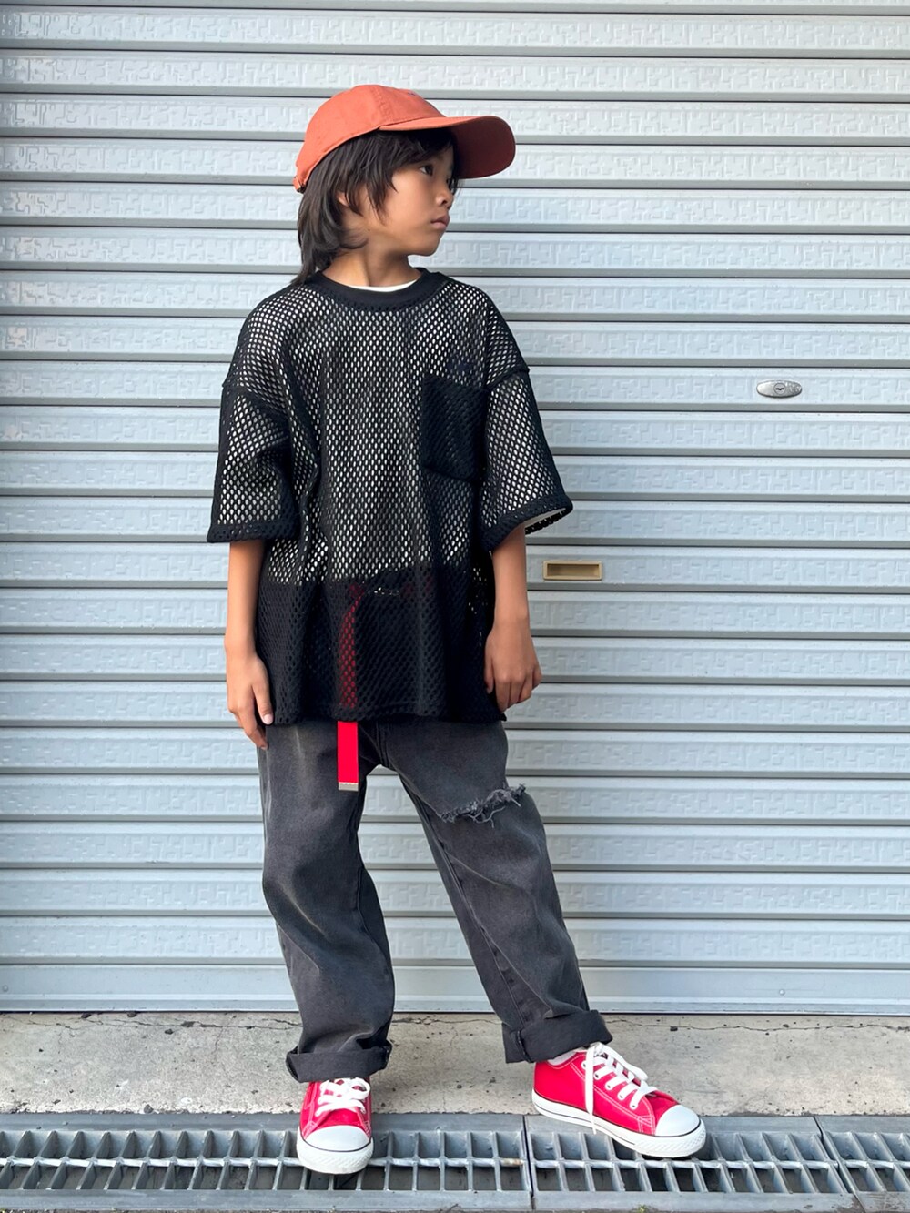 ブラック系のTシャツ/カットソー、ホワイト系のTシャツ/カットソー、ブラック系のデニムパンツを着用したキッズの夏コーディネートの4枚目の写真