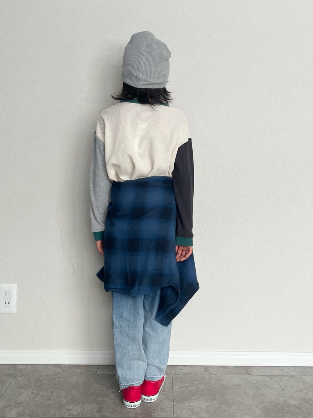 ホワイト系のTシャツ/カットソー、ブルー系のデニムパンツ、レッド系のスニーカーを着用したキッズの冬コーディネートの3枚目の写真