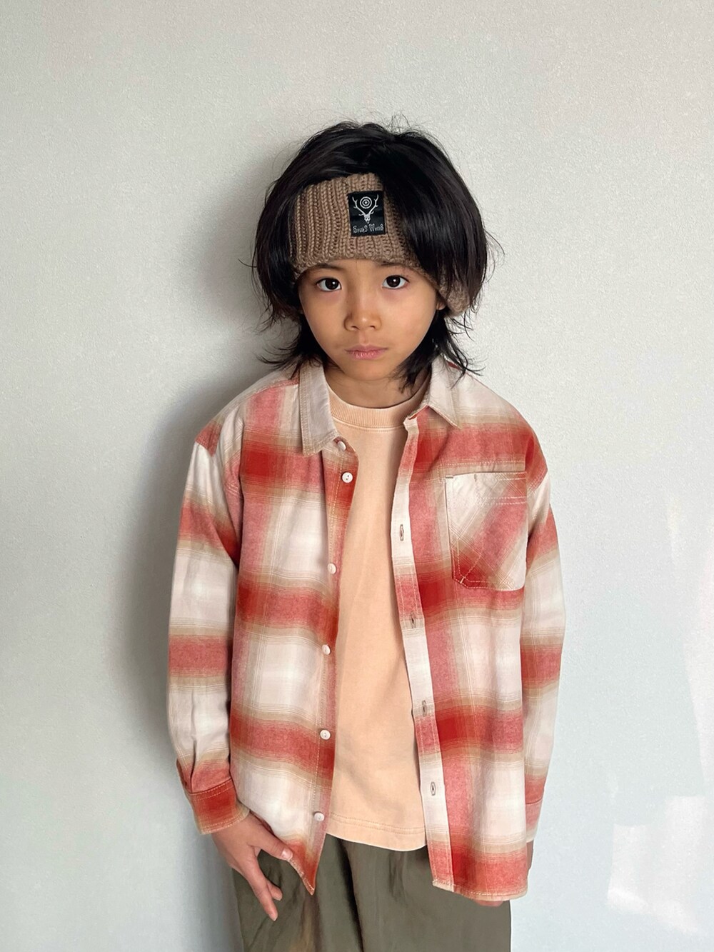 「真冬のあったかスタイル、チェックシャツ、ストリート、スウェット、チェック、シャツスタイル、カーゴパンツ、キッズコーデ、ヘアバンド、south2west8、カジュアルコーデ、休日スタイル、お出かけコーデ、おしゃれさんと繋がりたい、チェックパンツ」｜「BAYFLOWの[肌ざわり抜群!]ヴィンテージライクアソートシャツ(KIDS)（シャツ/ブラウス、レッド系）」を使った、mahitenさん（キッズ・127cm）の冬コーディネートの2枚目の写真
