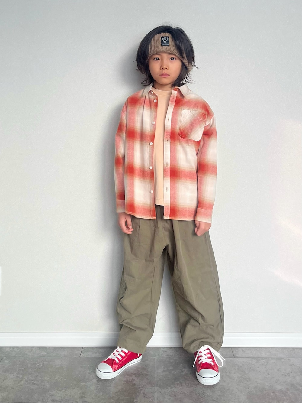 「真冬のあったかスタイル、チェックシャツ、ストリート、スウェット、チェック、シャツスタイル、カーゴパンツ、キッズコーデ、ヘアバンド、south2west8、カジュアルコーデ、休日スタイル、お出かけコーデ、おしゃれさんと繋がりたい、チェックパンツ」｜「BAYFLOWの[肌ざわり抜群!]ヴィンテージライクアソートシャツ(KIDS)（シャツ/ブラウス、レッド系）」を使った、mahitenさん（キッズ・127cm）の冬コーディネートの3枚目の写真