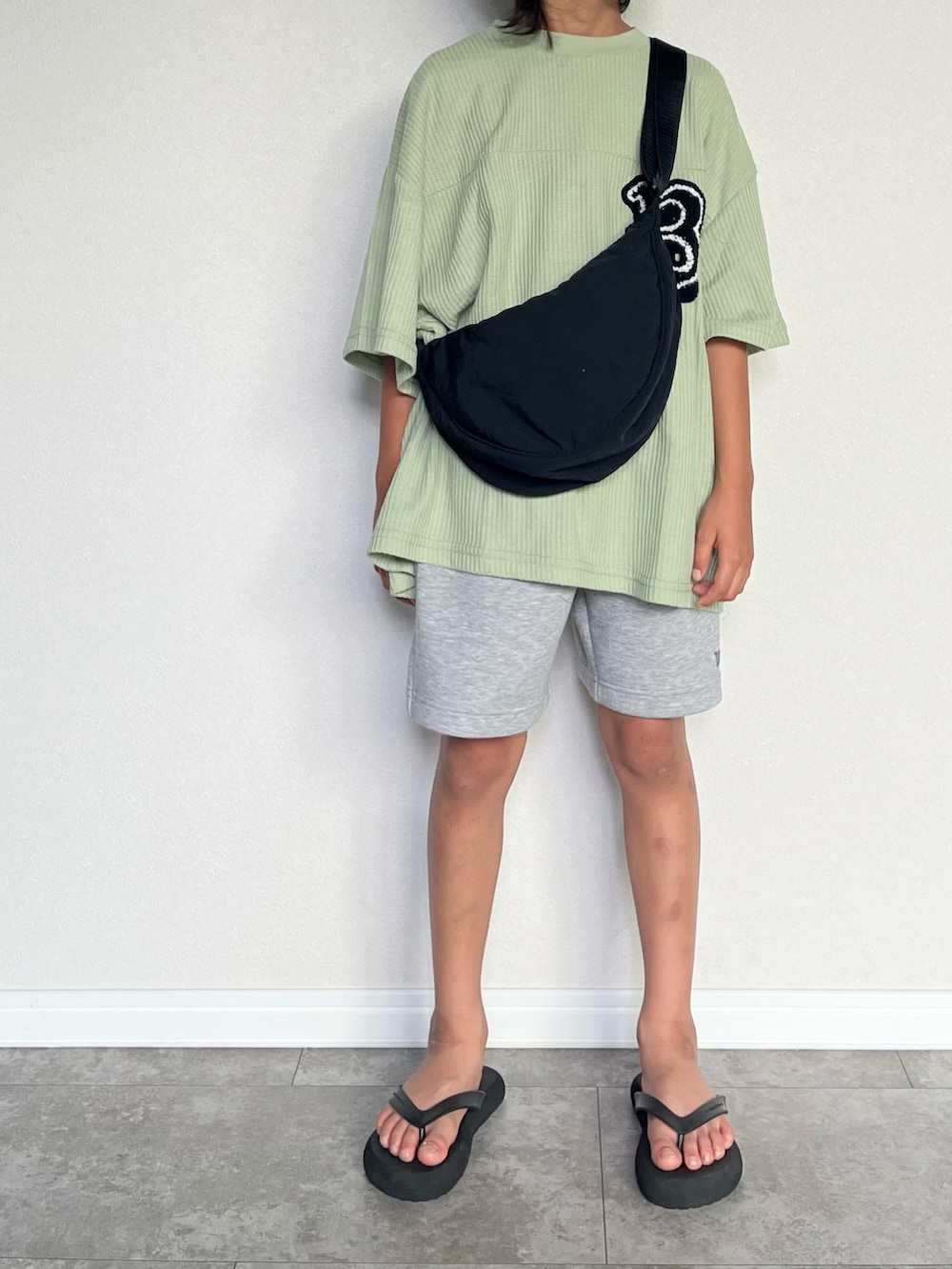 「夏コーデ、古着MIX、キッズファッション、ストリート、PAIRMANON STREET、CIAOPANIC TYPY、プチプラ、スウェット、カジュアルコーデ、Tシャツ、シンプルコーデ、ショルダーバッグ、淡色コーデ、おしゃれさんと繋がりたい、プチプラコーデ」｜「PAIRMANON STREETの【PAIRMANON STREET】半袖 ワッペン付き ワッフル フットボール Tシャツ（Tシャツ/カットソー、グリーン系）」を使った、mahitenさん（キッズ・122cm）の夏コーディネートの2枚目の写真