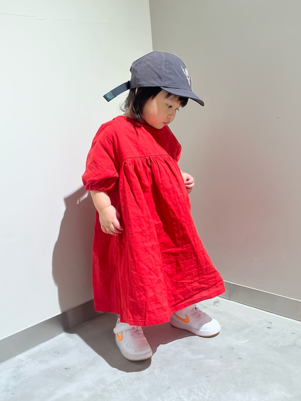「春めき満開コーデ、ワンピース、キャップ、スニーカー、赤ちゃん、1歳、おんなのこ、ベビーコーデ、キッズコーデ、お出かけコーデ、休日スタイル、カジュアル、プチプラ、春コーデ、スポーツミックス」｜「pairmanonの【綿100%】【リンクコーデ】リラックス ワンピース（ワンピース、レッド系）」を使った、mahitenさん（キッズ・127cm）の春コーディネートの2枚目の写真