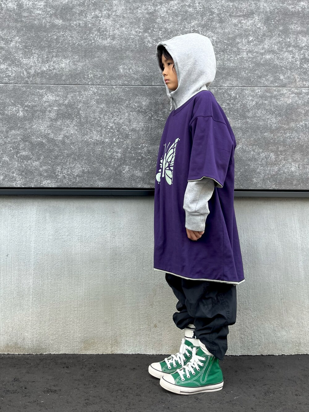 「アツいコーデ全部見せ、レイヤードスタイル、お出かけコーデ、古着MIX、プチプラ、NEEDLES、Tシャツ、パーカー、UNIQLO、ストリート、韓国ファッション、スポーツミックス、キッズコーデ、カジュアル、秋服準備はじめました」｜「Needlesのアイテム（Tシャツ/カットソー、パープル系）」を使った、mahitenさん（キッズ・122cm）の夏コーディネートの3枚目の写真