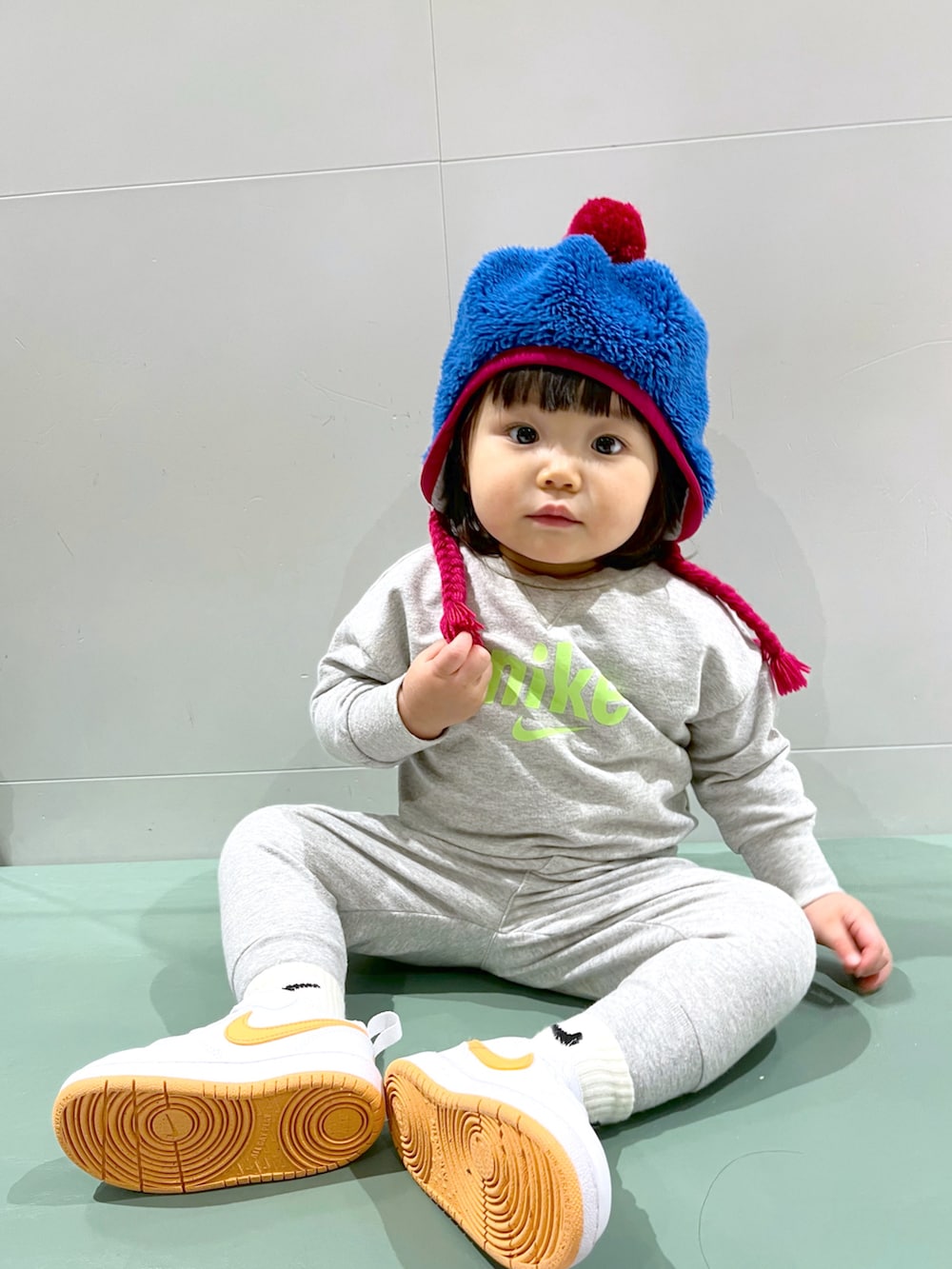 「真冬のあったかスタイル、スウェット、セットアップ、NIKE、スニーカー、お出かけコーデ、赤ちゃん、1歳、ワントーンコーデ、休日スタイル、カジュアルコーデ、女の子、春コーデ、スウェットパンツ」｜「X-girl Stagesのアイテム（帽子、ブルー系）」を使った、mahitenさん（キッズ・127cm）の冬コーディネートの2枚目の写真