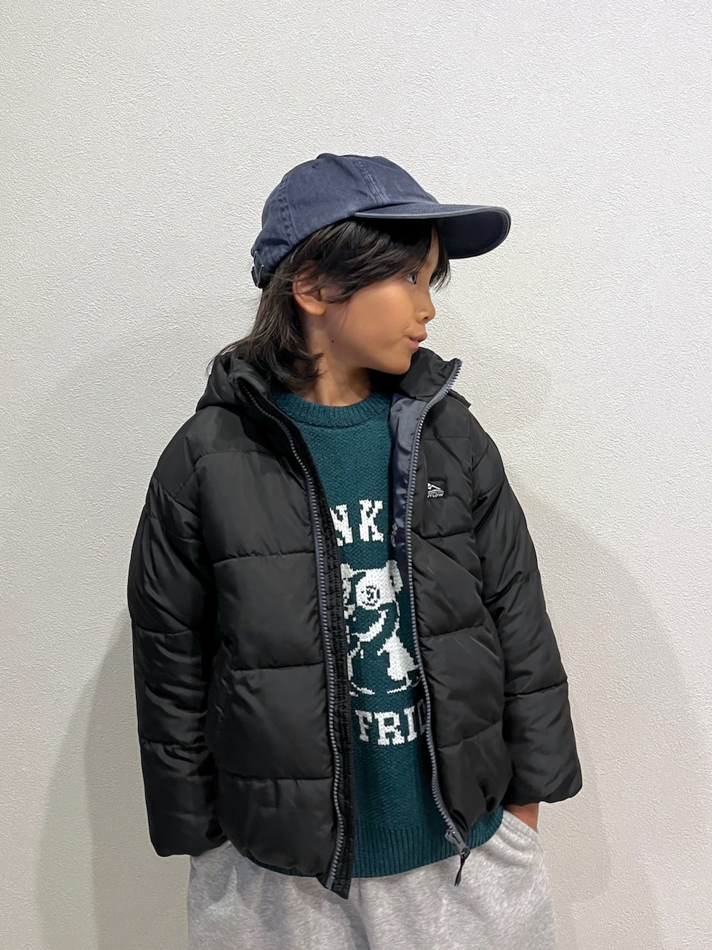 「ダウンジャケット、ニット、スウェットパンツ、スウェット、クリスマスに着たい服、カジュアル、キッズファッション、スポーツミックス、BAYFLOW(BAYFLOW)、おしゃれさんと繋がりたい、お出かけコーデ、キャップ、スニーカー、冬コーデ、シンプルコーデ」｜「BAYFLOWのアイテム（ニット/セーター、グリーン系）」を使った、mahitenさん（キッズ・127cm）の冬コーディネートの2枚目の写真