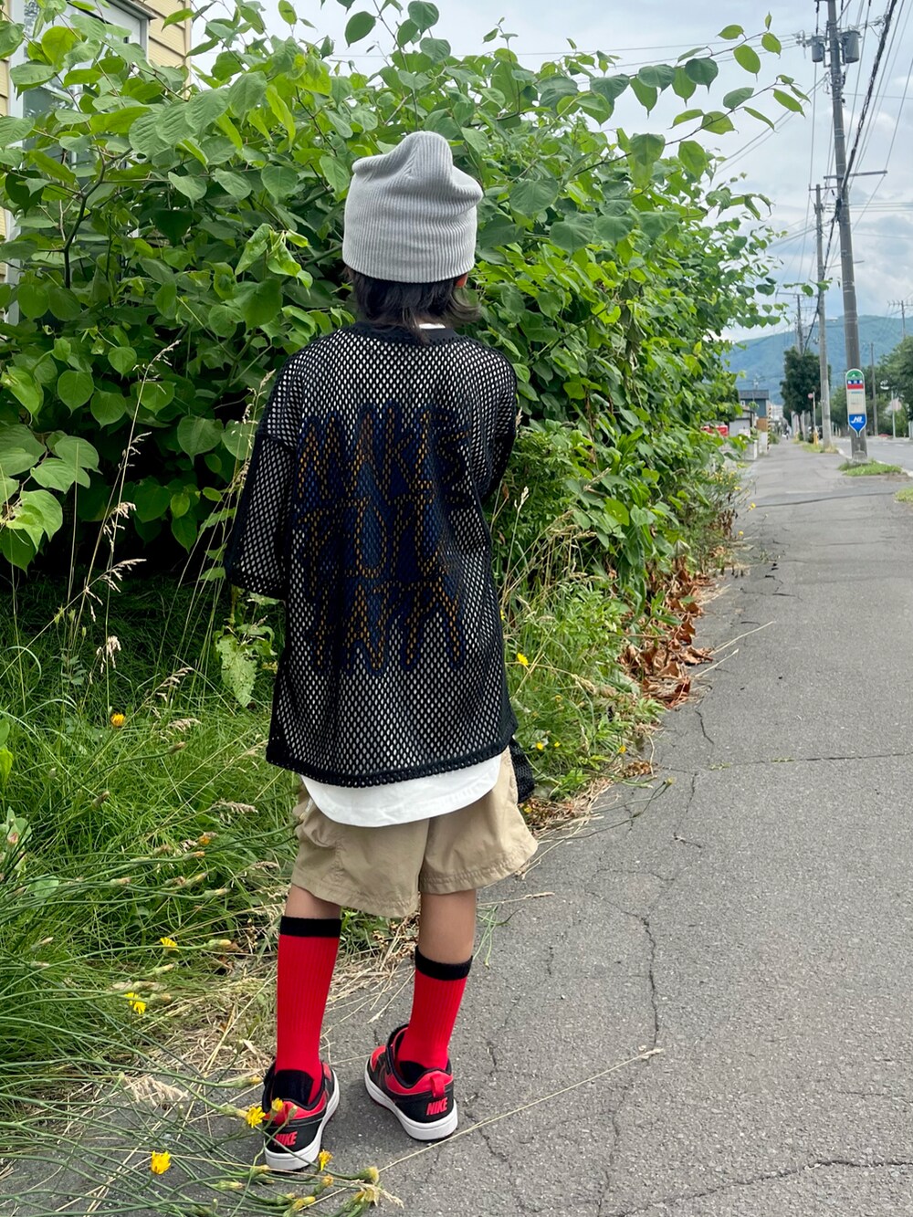 ブラック系のTシャツ/カットソー、ホワイト系のTシャツ/カットソー、ベージュ系のその他パンツを着用したキッズの夏コーディネートの2枚目の写真