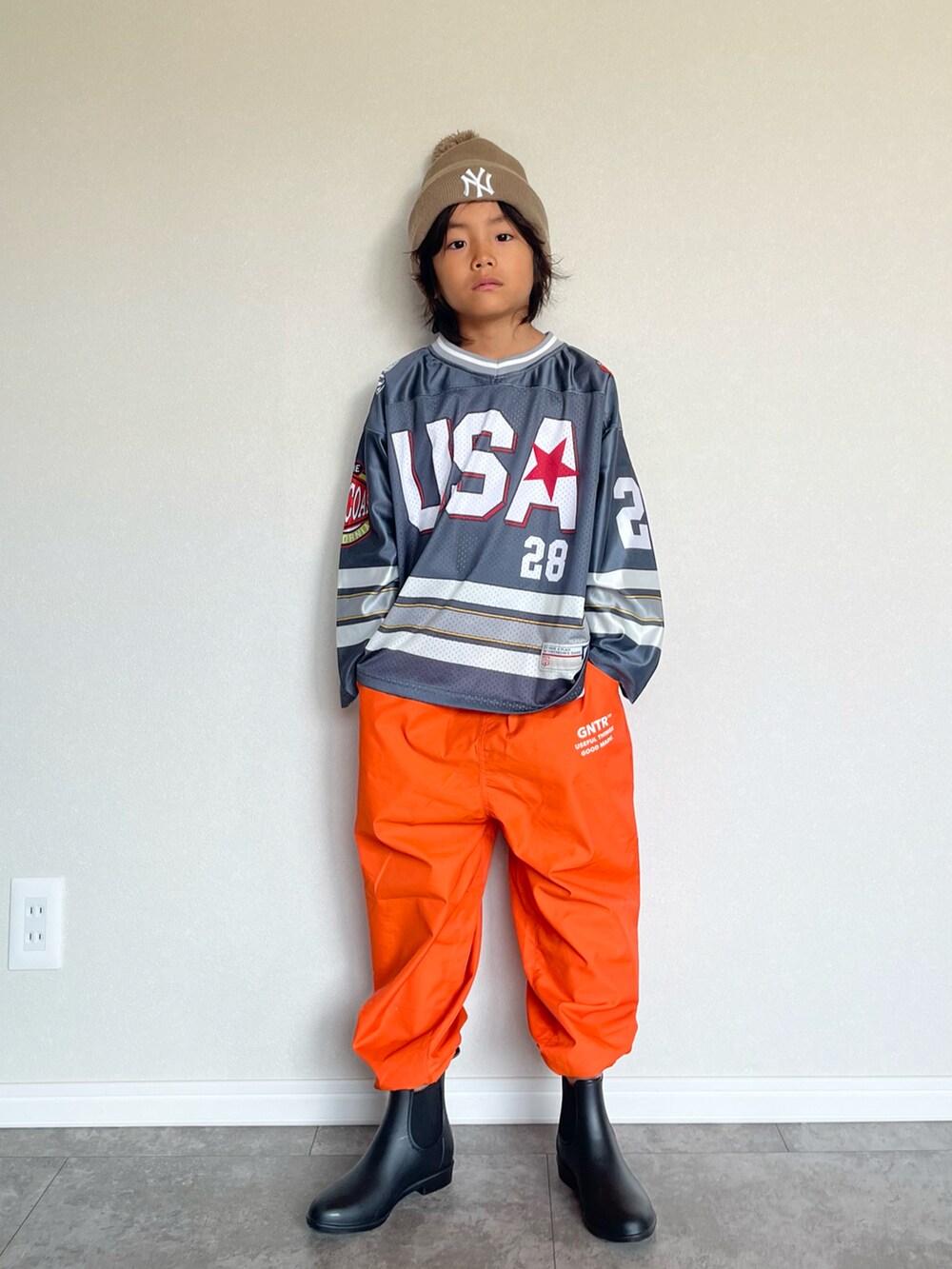 グレー系のTシャツ/カットソー、オレンジ系のその他パンツ、ブラック系のブーツを着用したキッズの秋コーディネートの5枚目の写真