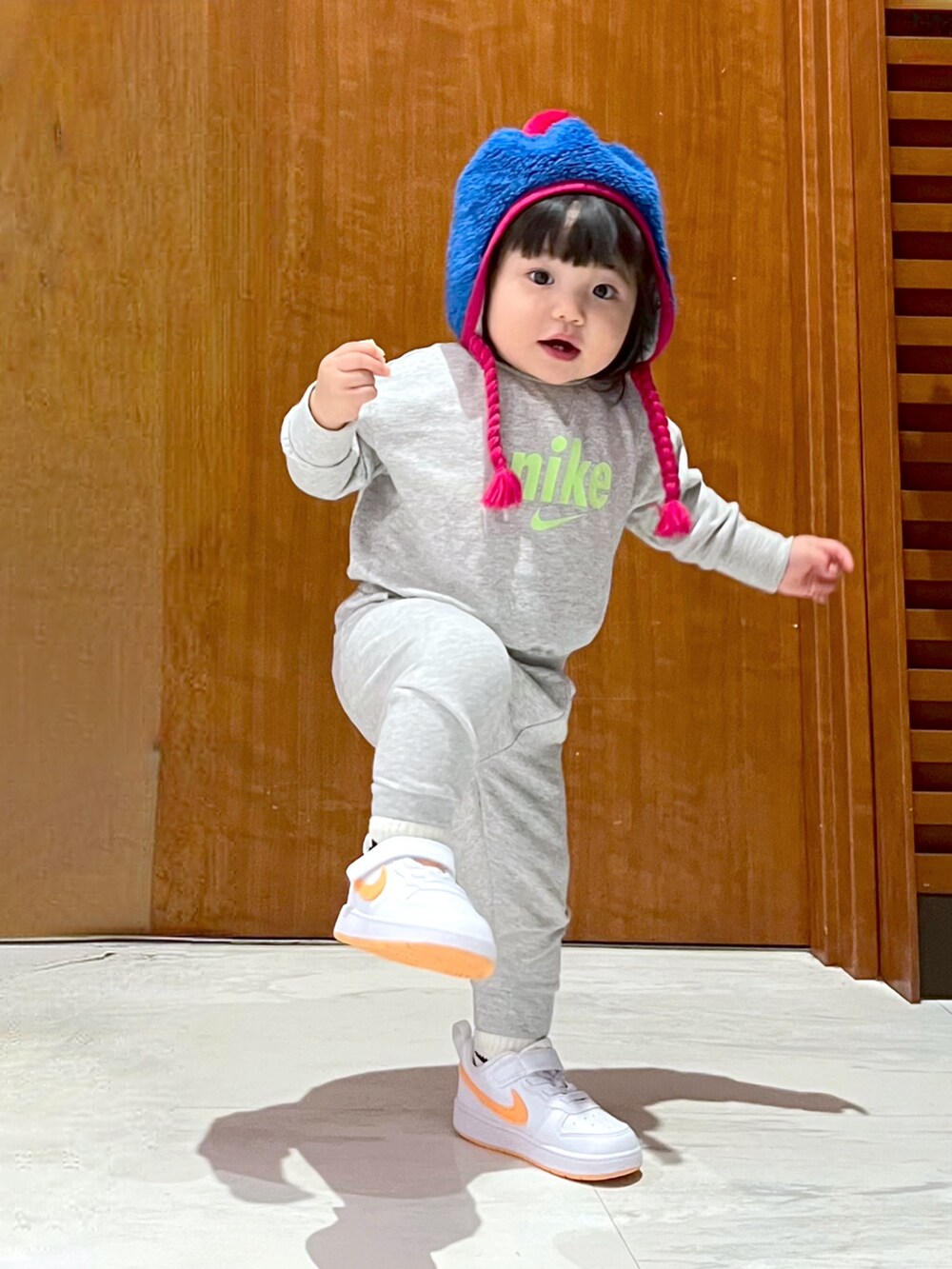 「真冬のあったかスタイル、スウェット、セットアップ、NIKE、スニーカー、お出かけコーデ、赤ちゃん、1歳、ワントーンコーデ、休日スタイル、カジュアルコーデ、女の子、春コーデ、スウェットパンツ」｜「X-girl Stagesのアイテム（帽子、ブルー系）」を使った、mahitenさん（キッズ・127cm）の冬コーディネートの4枚目の写真