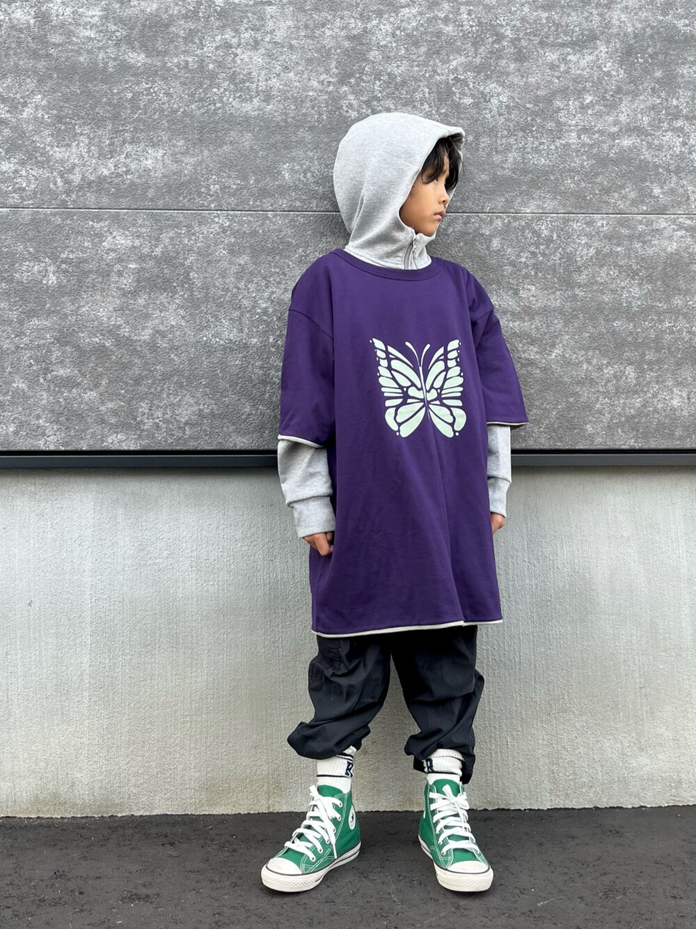 「アツいコーデ全部見せ、レイヤードスタイル、お出かけコーデ、古着MIX、プチプラ、NEEDLES、Tシャツ、パーカー、UNIQLO、ストリート、韓国ファッション、スポーツミックス、キッズコーデ、カジュアル、秋服準備はじめました」｜「Needlesのアイテム（Tシャツ/カットソー、パープル系）」を使った、mahitenさん（キッズ・122cm）の夏コーディネートの2枚目の写真