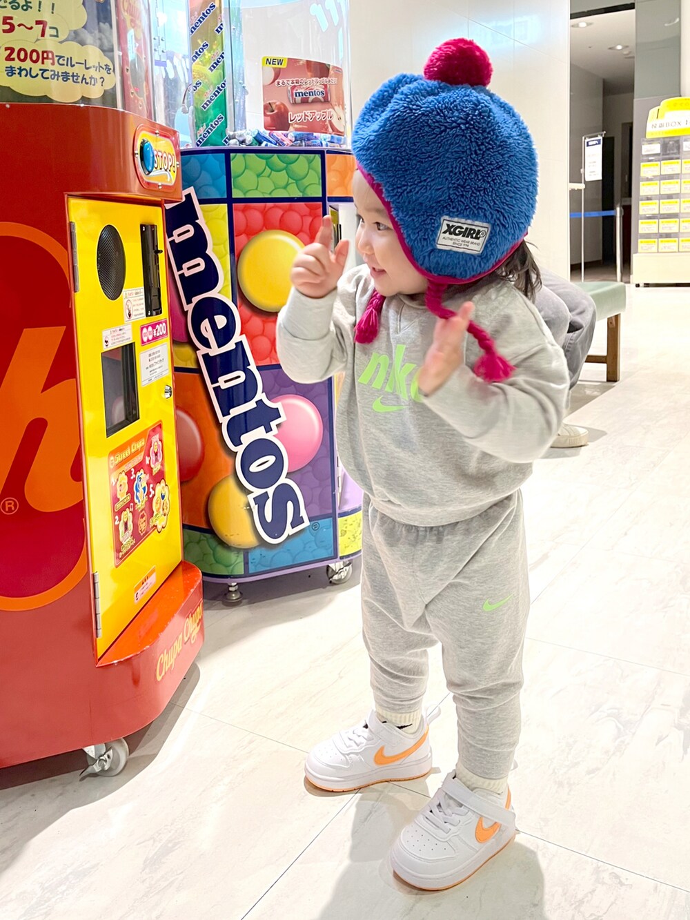 「真冬のあったかスタイル、スウェット、セットアップ、NIKE、スニーカー、お出かけコーデ、赤ちゃん、1歳、ワントーンコーデ、休日スタイル、カジュアルコーデ、女の子、春コーデ、スウェットパンツ」｜「X-girl Stagesのアイテム（帽子、ブルー系）」を使った、mahitenさん（キッズ・127cm）の冬コーディネートの5枚目の写真