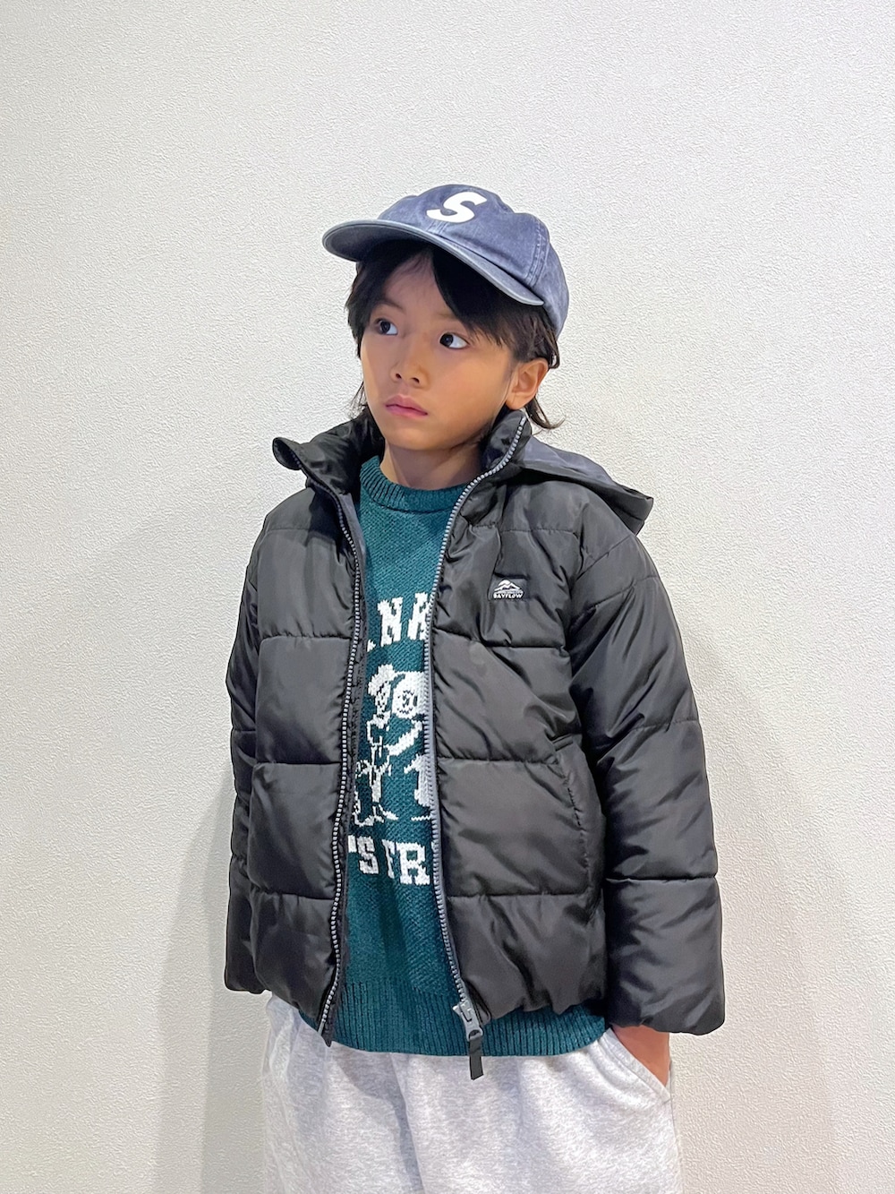 「ダウンジャケット、ニット、スウェットパンツ、スウェット、クリスマスに着たい服、カジュアル、キッズファッション、スポーツミックス、BAYFLOW(BAYFLOW)、おしゃれさんと繋がりたい、お出かけコーデ、キャップ、スニーカー、冬コーデ、シンプルコーデ」｜「BAYFLOWのアイテム（ニット/セーター、グリーン系）」を使った、mahitenさん（キッズ・127cm）の冬コーディネートの5枚目の写真