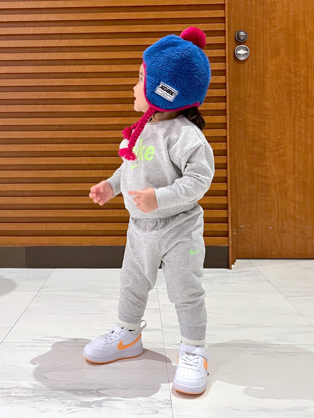 「真冬のあったかスタイル、スウェット、セットアップ、NIKE、スニーカー、お出かけコーデ、赤ちゃん、1歳、ワントーンコーデ、休日スタイル、カジュアルコーデ、女の子、春コーデ、スウェットパンツ」｜「X-girl Stagesのアイテム（帽子、ブルー系）」を使った、mahitenさん（キッズ・127cm）の冬コーディネートの3枚目の写真