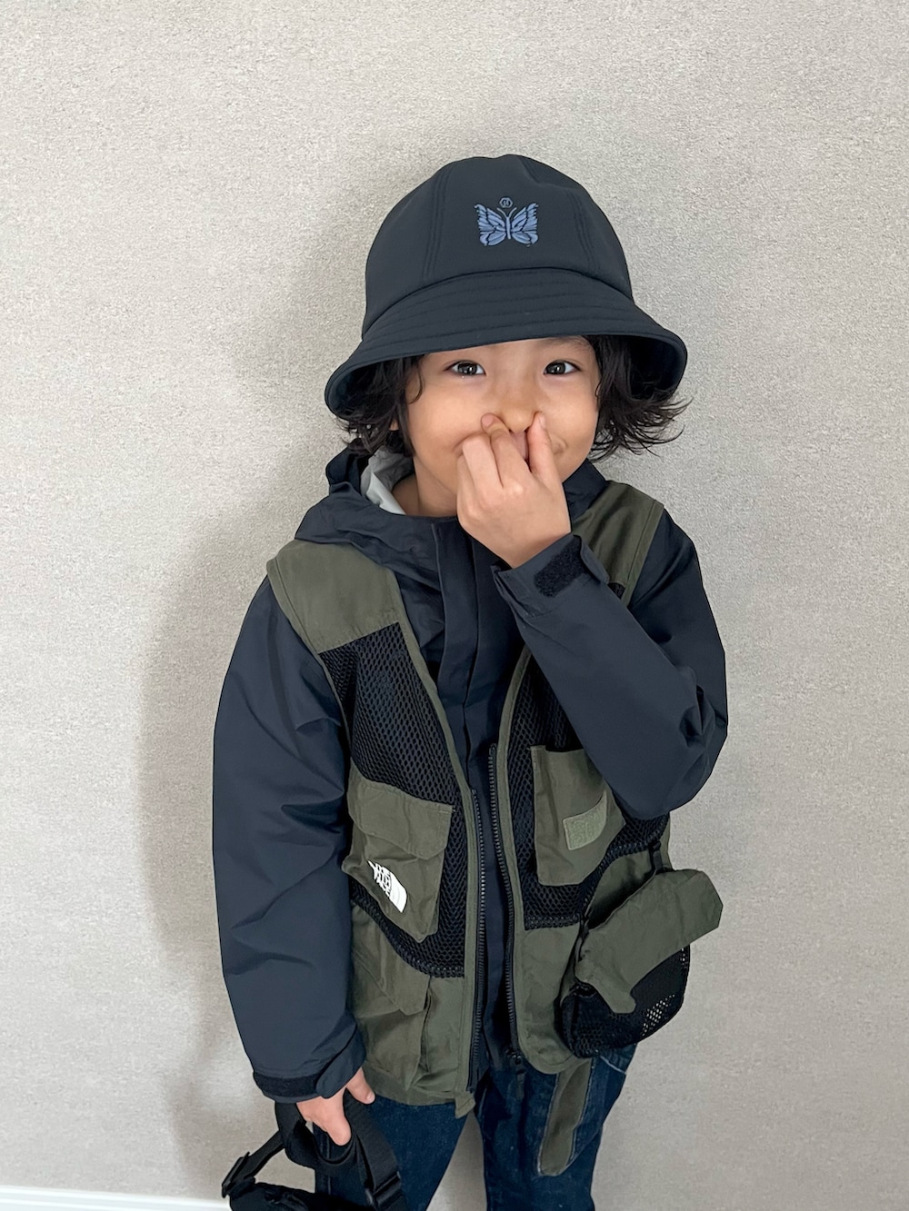 「韓国子供服、THE NORTH FACE、アウターONアウター、デニム、スニーカー、NEEDLES、カジュアルコーデ、ストリート、シンプルコーデ、モノトーン、休日スタイル、キッズコーデ、男の子、マウンテンパーカー、バケットハット」｜「Needlesのアイテム（ハット、ブラック系）」を使った、mahitenさん（キッズ・122cm）の冬コーディネートの2枚目の写真