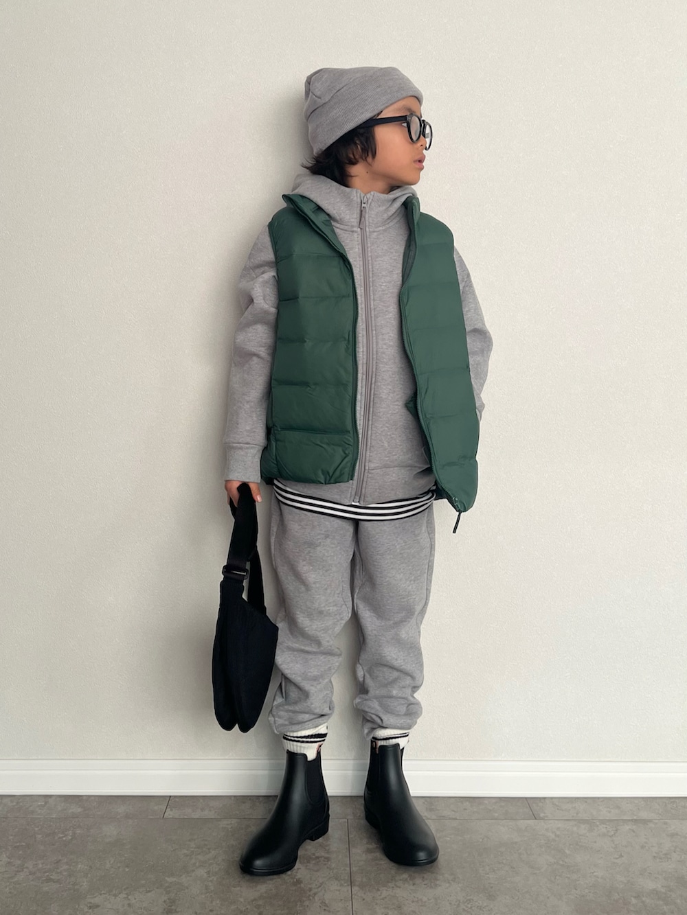 「セットアップ、スウェット、スウェットパンツ、ボーダー、ワントーンコーデ、カジュアルコーデ、シンプル、キッズコーデ、男の子、スポーツミックス、ストリート、着回しコーデ、ラクチンコーデ、プチプラ、カラー×コーデ」｜「UNIQLOのアイテム（メガネ、ブラック系）」を使った、mahitenさん（キッズ・122cm）の冬コーディネートの2枚目の写真