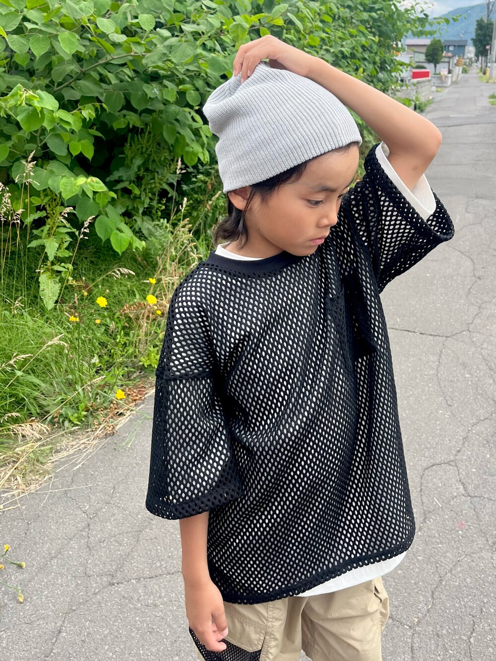 ブラック系のTシャツ/カットソー、ホワイト系のTシャツ/カットソー、ベージュ系のその他パンツを着用したキッズの夏コーディネートの5枚目の写真