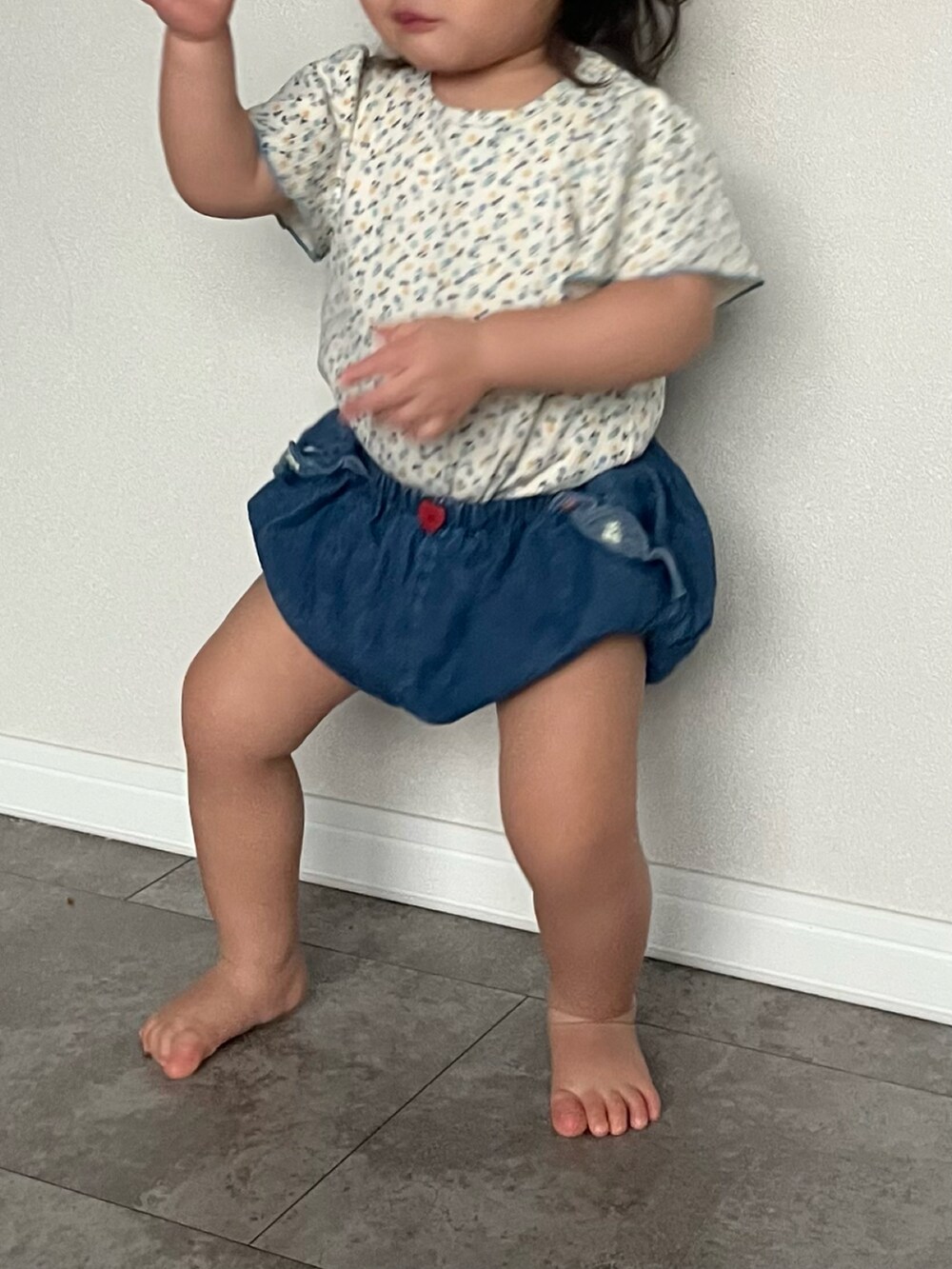 「春めき満開コーデ、Tシャツ、UNIQLO、プチプラ、春コーデ、ショートパンツ、赤ちゃん、ベビーコーデ、1歳、春色、キッズファッション、おでかけコーデ、おんなのこ、デニム、カジュアルコーデ」｜「UNIQLOのアイテム（Tシャツ/カットソー、ホワイト系）」を使った、mahitenさん（キッズ・127cm）の春コーディネートの2枚目の写真