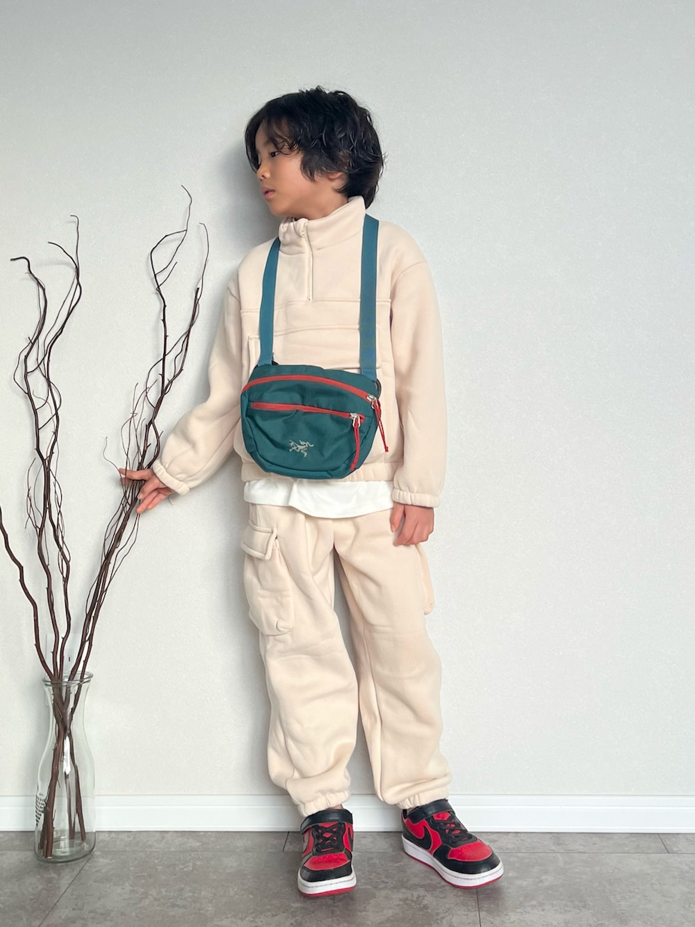 「冬を彩る色いろコーデ、セットアップ、キッズファッション、冬春コーデ、冬コーデ、スニーカー、ARC'TERYX、休日スタイル、カジュアル、スボーツミックス、ストリート、韓国子供服、シンプルコーデ、ラフ、レイヤードスタイル」｜「ARC'TERYXのアイテム（ショルダーバッグ、グリーン系）」を使った、mahitenさん（キッズ・122cm）の冬コーディネートの2枚目の写真