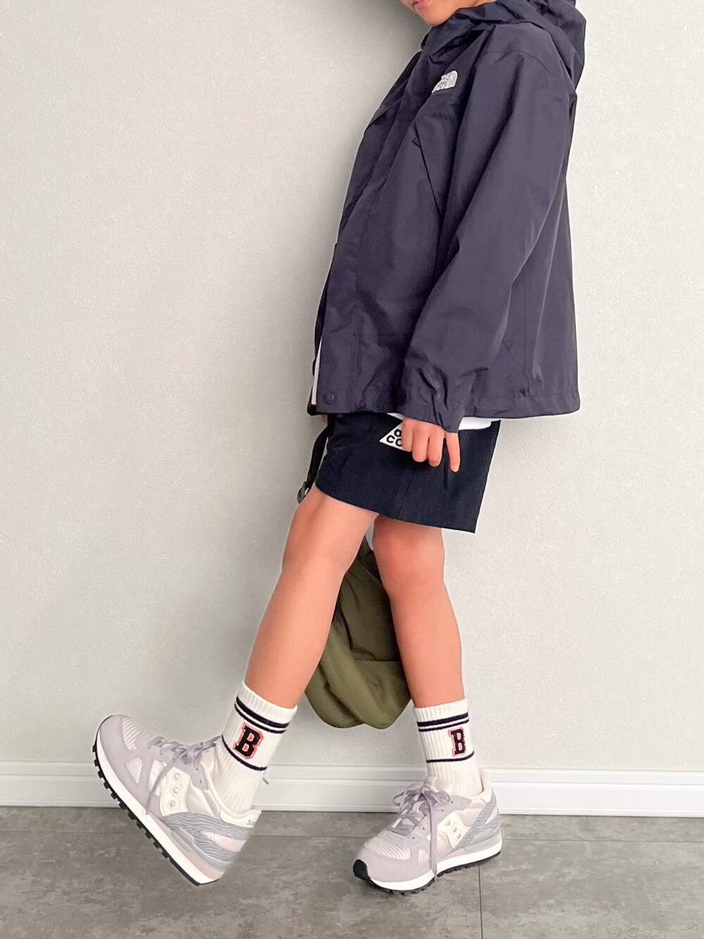 「カジュアルコーデ、スポーツミックス、ストリート、THE NORTH FACE、ACG、春コーデ、マウンテンパーカー、白Tシャツ、スニーカー、キッズコーデ、男の子、シンプルコーデ、モノトーン、ブラック、ハーフパンツ」｜「UNIQLOのアイテム（メガネ、ブラック系）」を使った、mahitenさん（キッズ・122cm）の冬コーディネートの2枚目の写真