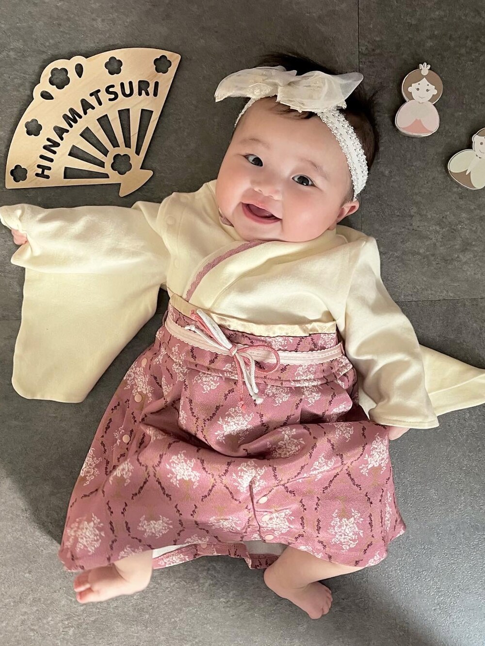 ピンク系の着物を着用したキッズの冬コーディネートの2枚目の写真