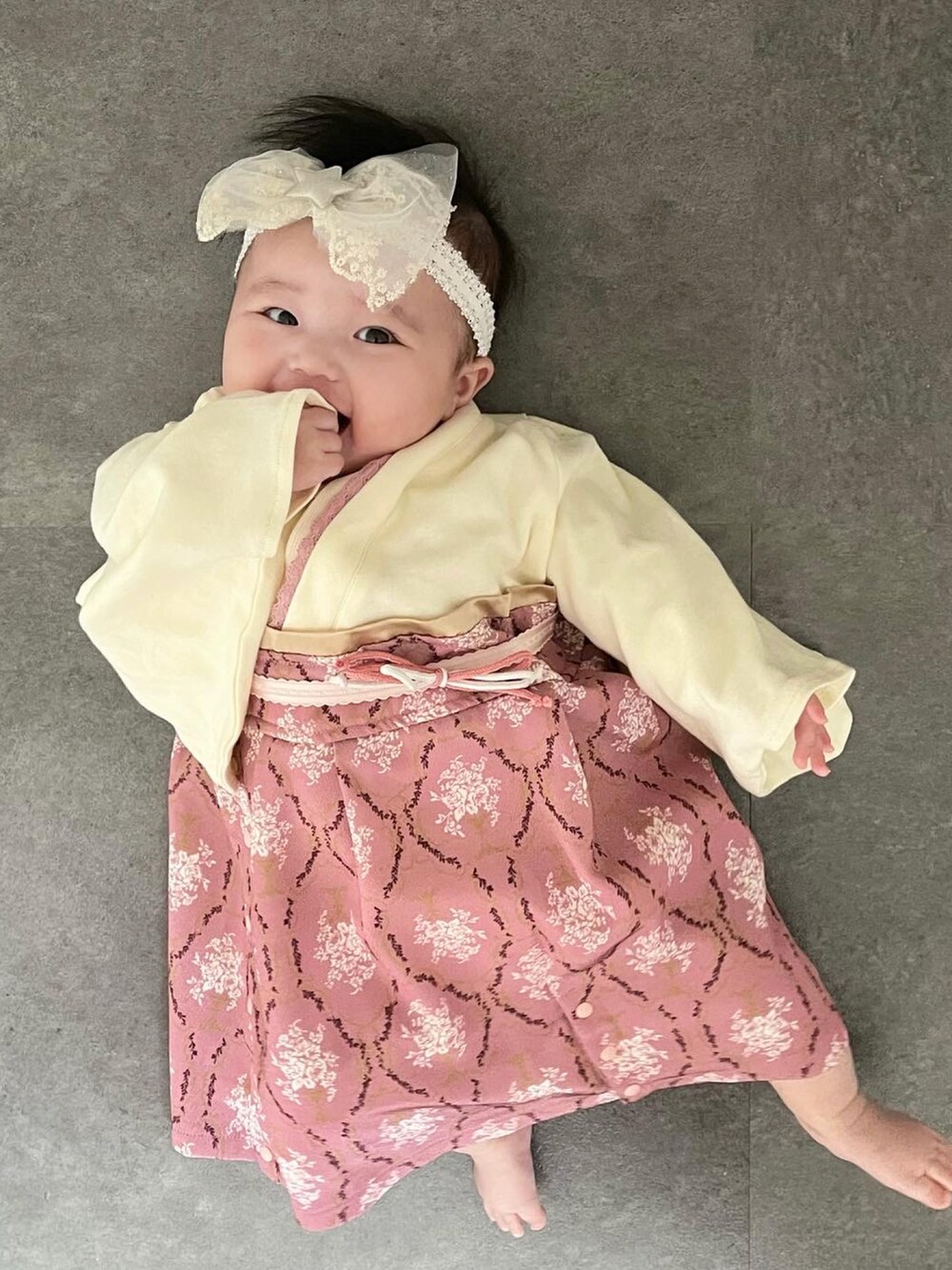 ピンク系の着物を着用したキッズの冬コーディネートの3枚目の写真