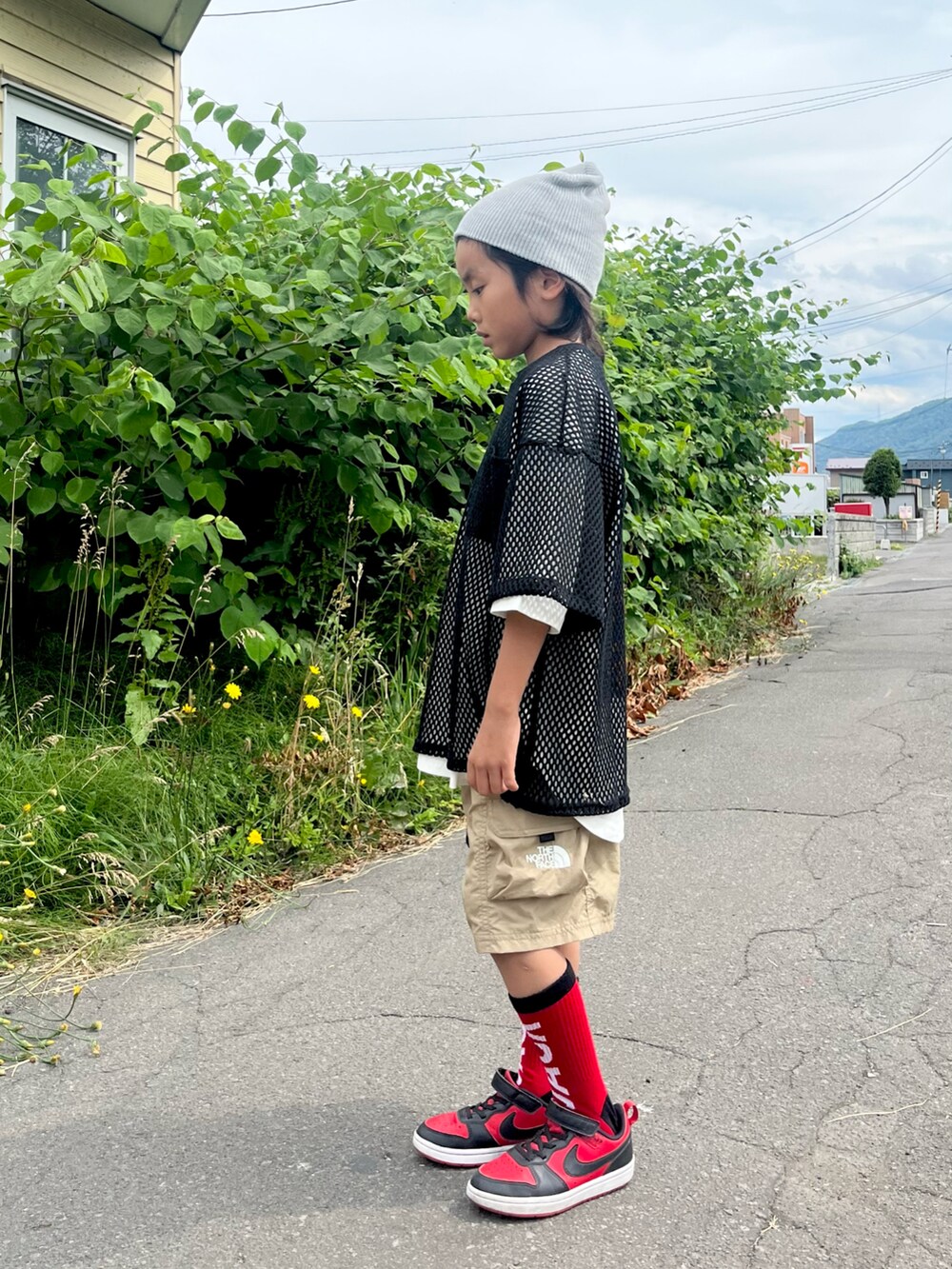 ブラック系のTシャツ/カットソー、ホワイト系のTシャツ/カットソー、ベージュ系のその他パンツを着用したキッズの夏コーディネートの3枚目の写真