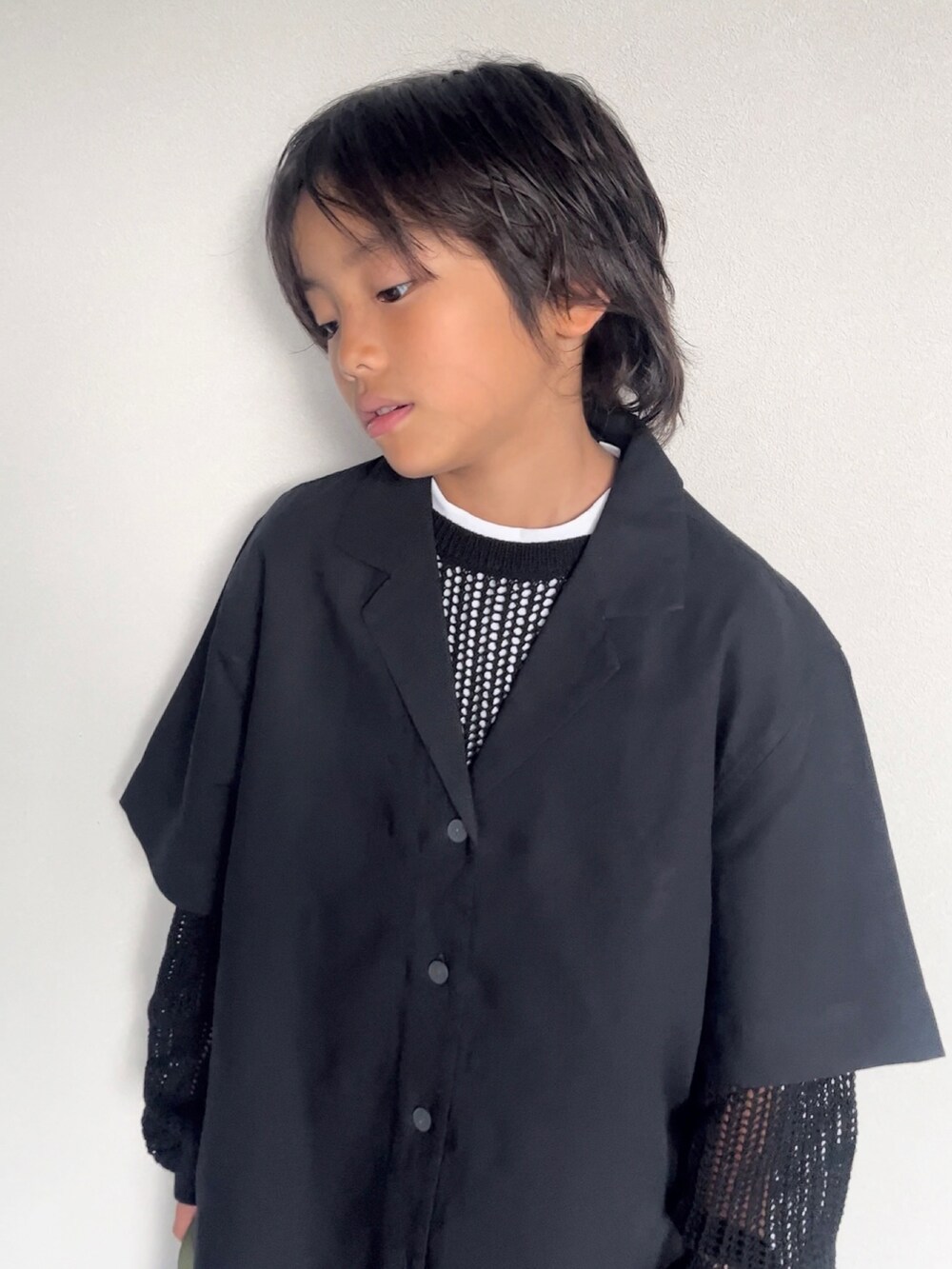 ブラック系のシャツ/ブラウス、ブラック系のトップス、ホワイト系のTシャツ/カットソーを着用したキッズの夏コーディネートの3枚目の写真