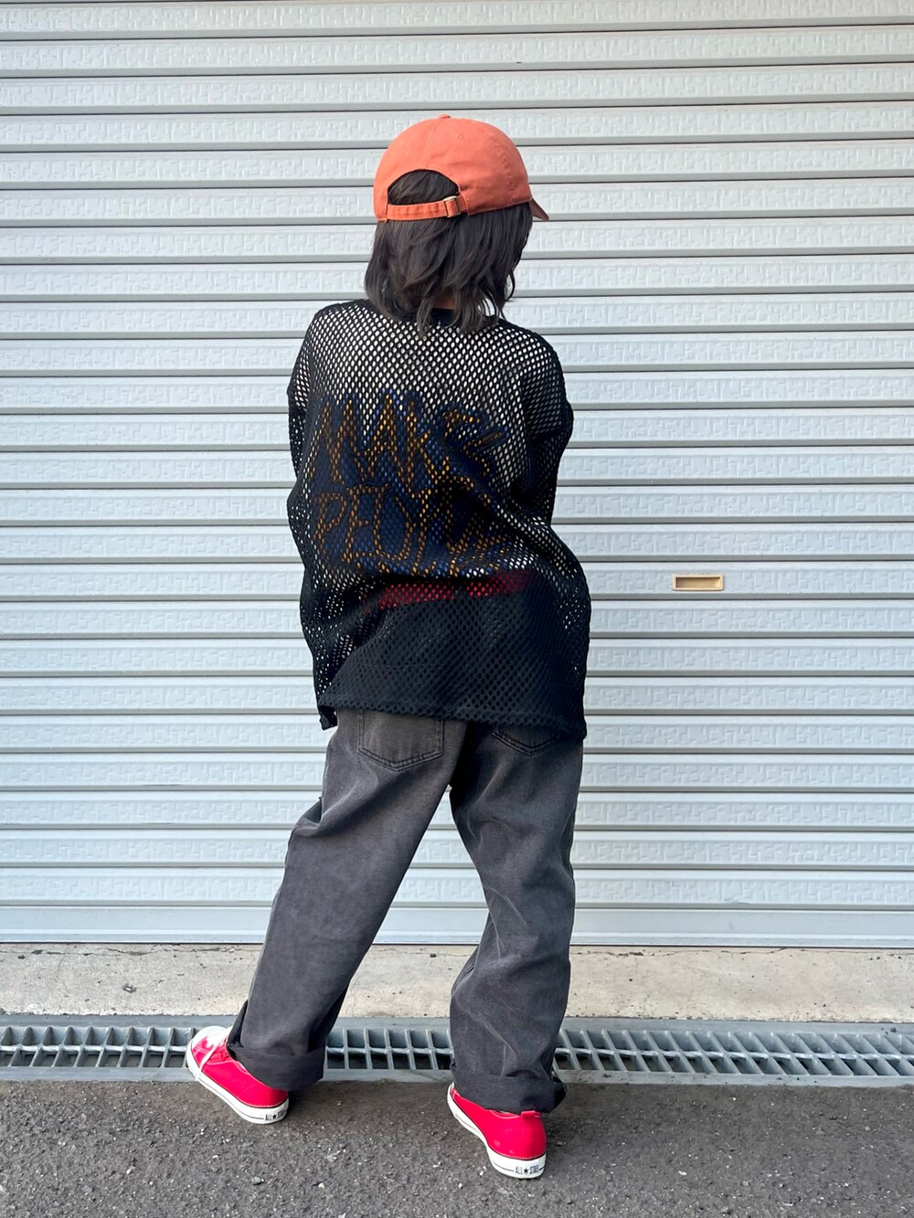 ブラック系のTシャツ/カットソー、ホワイト系のTシャツ/カットソー、ブラック系のデニムパンツを着用したキッズの夏コーディネートの3枚目の写真