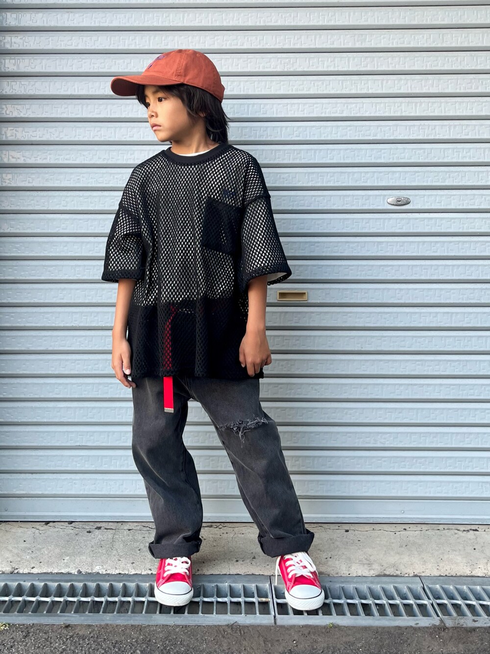 ブラック系のTシャツ/カットソー、ホワイト系のTシャツ/カットソー、ブラック系のデニムパンツを着用したキッズの夏コーディネートの2枚目の写真