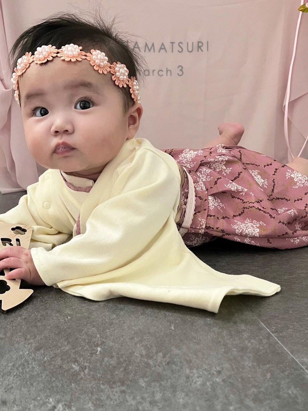 ピンク系の着物を着用したキッズの冬コーディネートの4枚目の写真