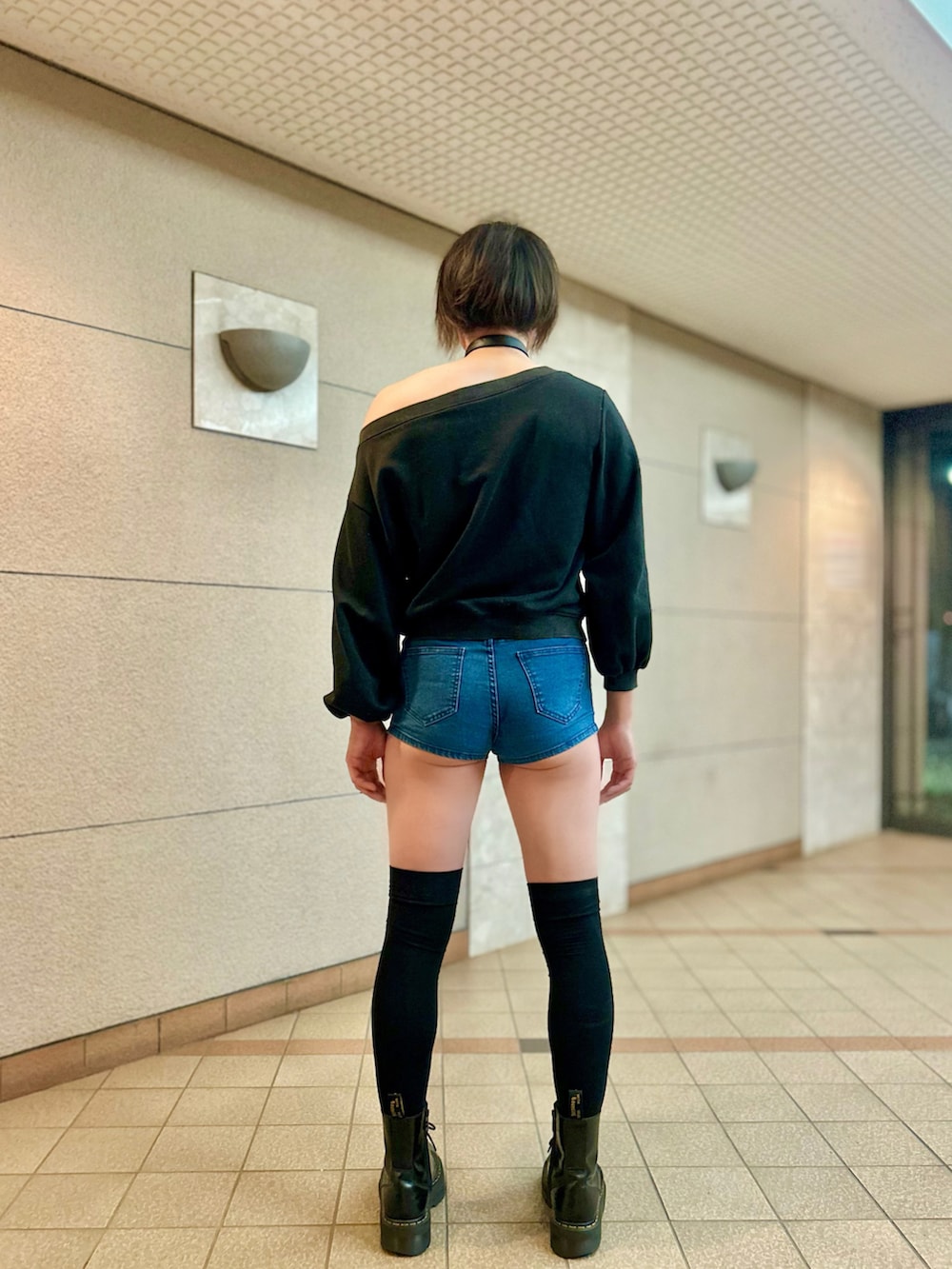 ブラック系のスウェット、ブラック系のブーツ、ブルー系のデニムパンツを着用したメンズの夏コーディネートの2枚目の写真