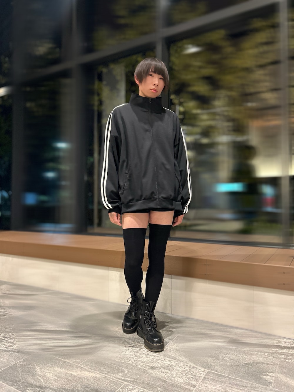 ブラック系のブルゾン、ホワイト系のスウェット、ブラック系のデニムパンツを着用したメンズの秋コーディネートの2枚目の写真