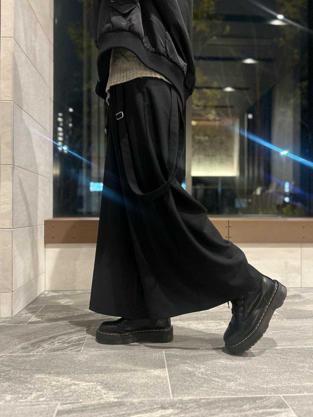 ブラック系のスラックス、ブラック系のブーツ、ブラック系のMA-1を着用したメンズの冬コーディネートの3枚目の写真