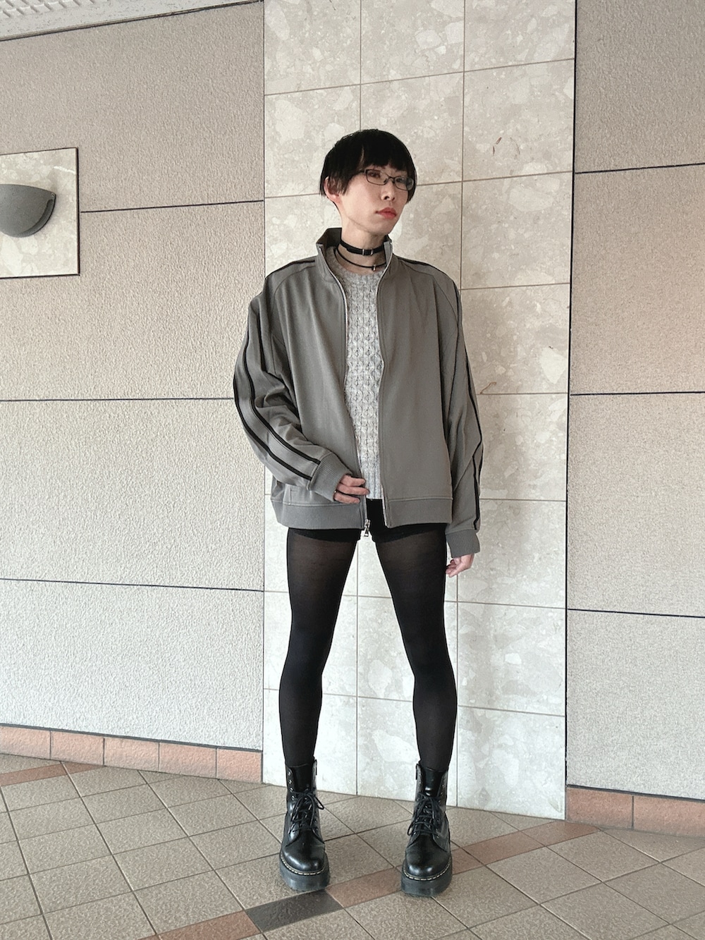 ホワイト系のニット/セーター、グレー系のブルゾン、ブラック系のデニムパンツを着用したメンズの冬コーディネートの2枚目の写真