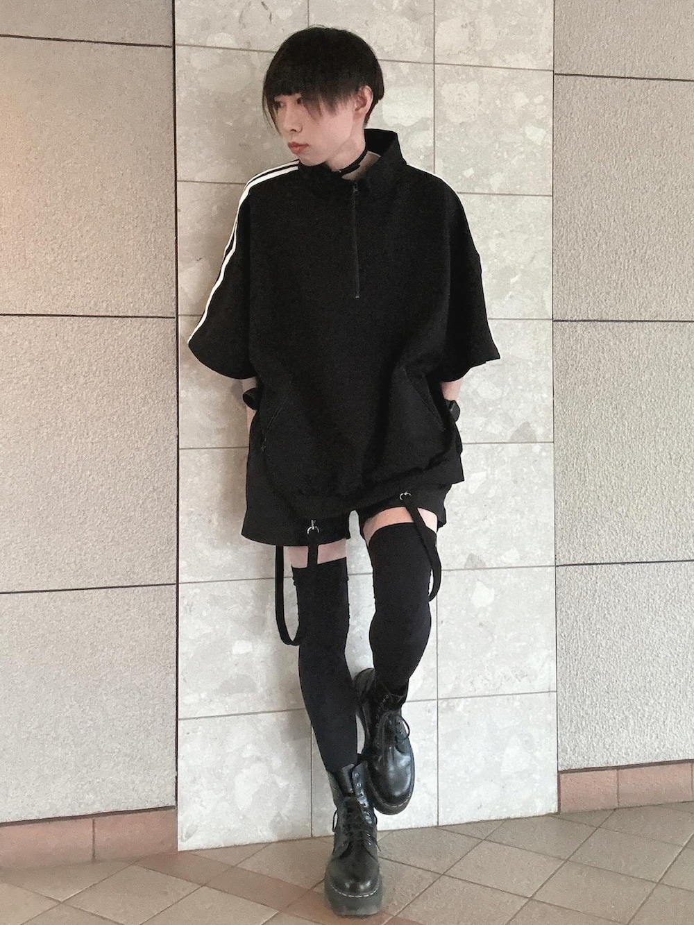 ブラック系のTシャツ/カットソー、ブラック系のチノパンツ、ブラック系のブーツを着用したメンズの夏コーディネートの3枚目の写真