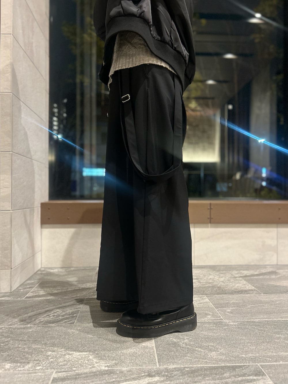 ブラック系のスラックス、ブラック系のブーツ、ブラック系のMA-1を着用したメンズの冬コーディネートの2枚目の写真