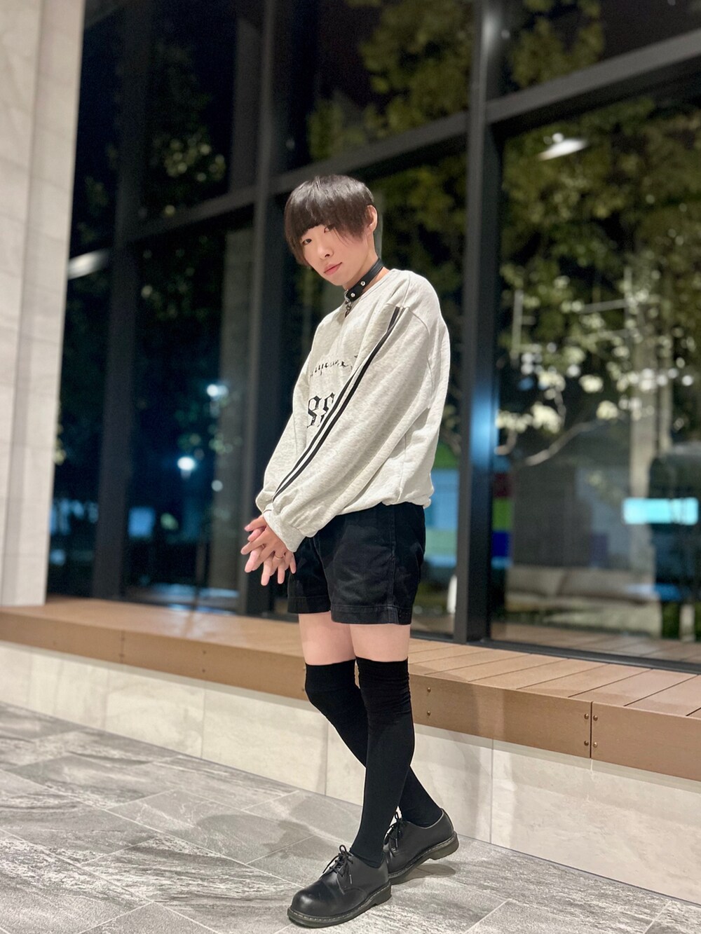 ホワイト系のスウェット、ブラック系のチノパンツ、ブラック系のその他シューズを着用したメンズの秋コーディネートの2枚目の写真