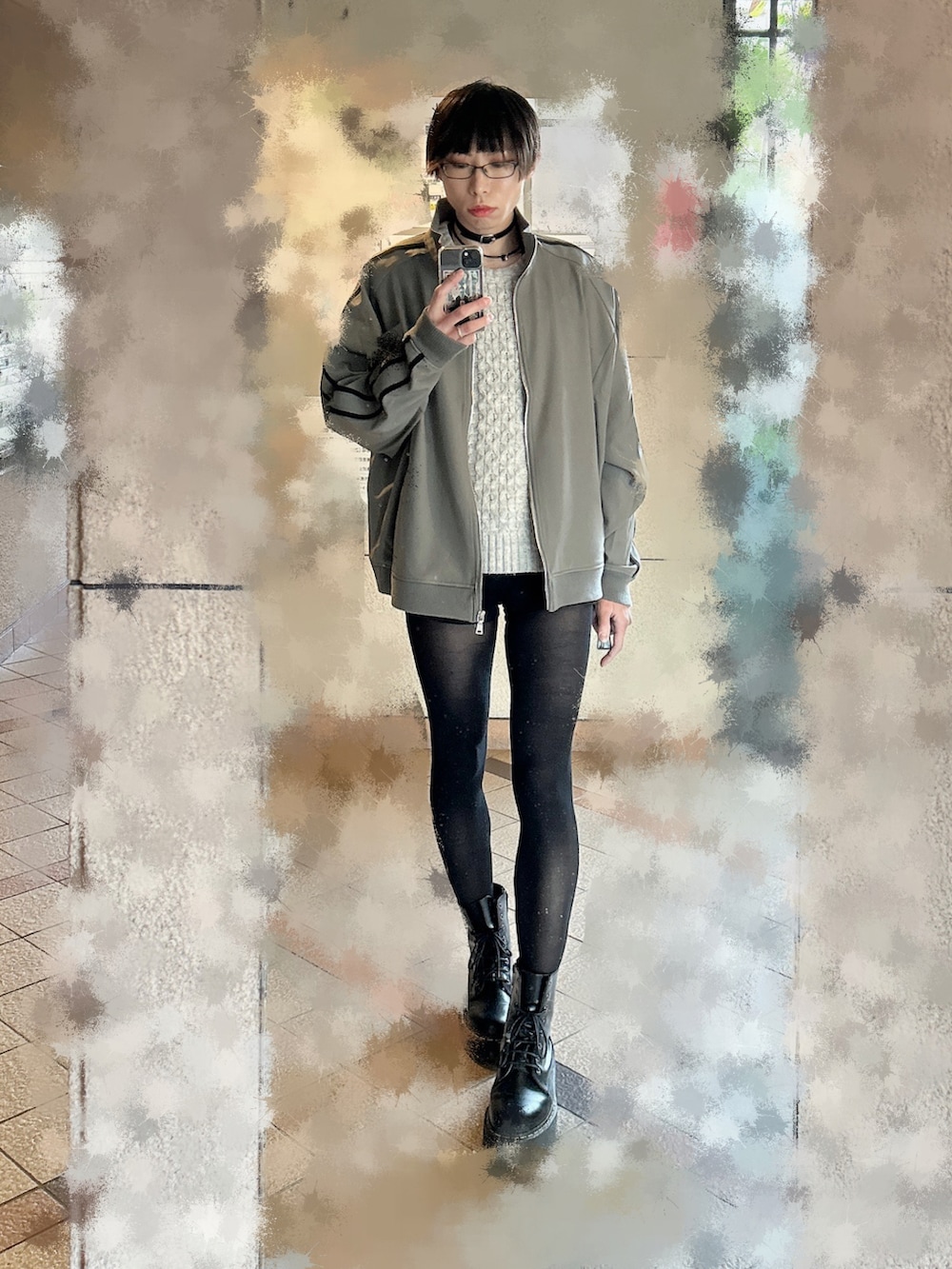 ホワイト系のニット/セーター、グレー系のブルゾン、ブラック系のデニムパンツを着用したメンズの冬コーディネートの3枚目の写真