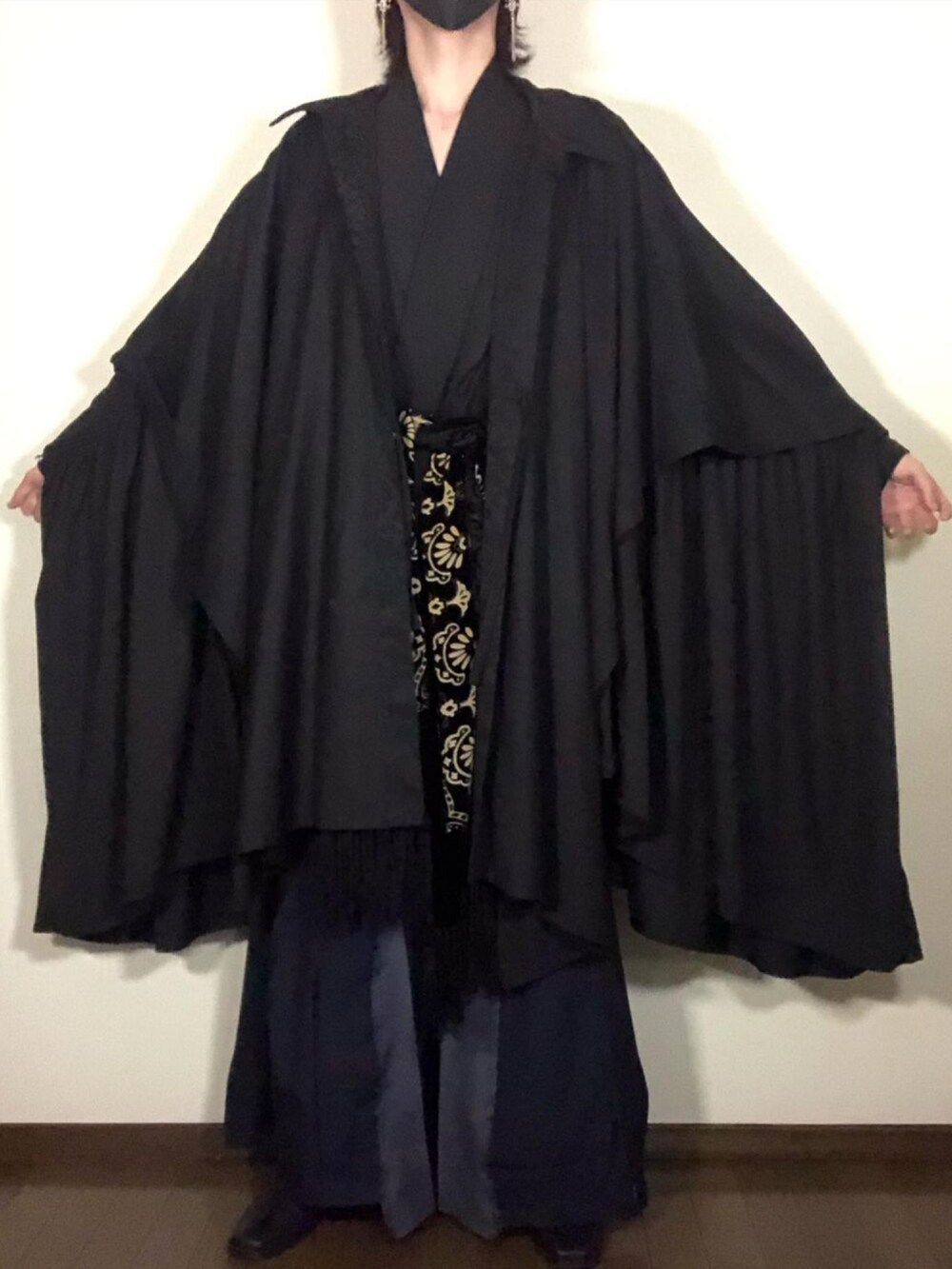 ブラック系のその他アウター、ブラック系のシャツ/ブラウス、ブラック系のジャケット/アウターを着用したメンズの春コーディネートの2枚目の写真