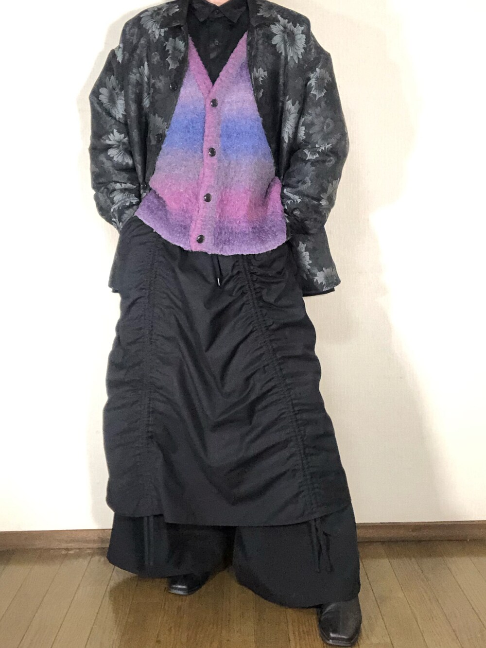 「メンズファッション、今日のコーデ、スカート、ワイドパンツ、ブーツ、ジャケット、カーディガン」｜「ln fortisのln fortis - クリスプシルエットハカマパンツ（その他パンツ、ブラック系）」を使った、たいがさん（メンズ・175cm）の冬コーディネートの2枚目の写真