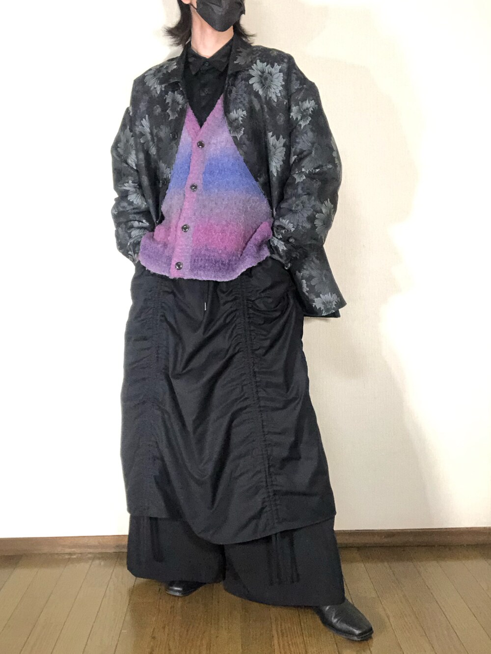 「メンズファッション、今日のコーデ、スカート、ワイドパンツ、ブーツ、ジャケット、カーディガン」｜「ln fortisのln fortis - クリスプシルエットハカマパンツ（その他パンツ、ブラック系）」を使った、たいがさん（メンズ・175cm）の冬コーディネートの4枚目の写真