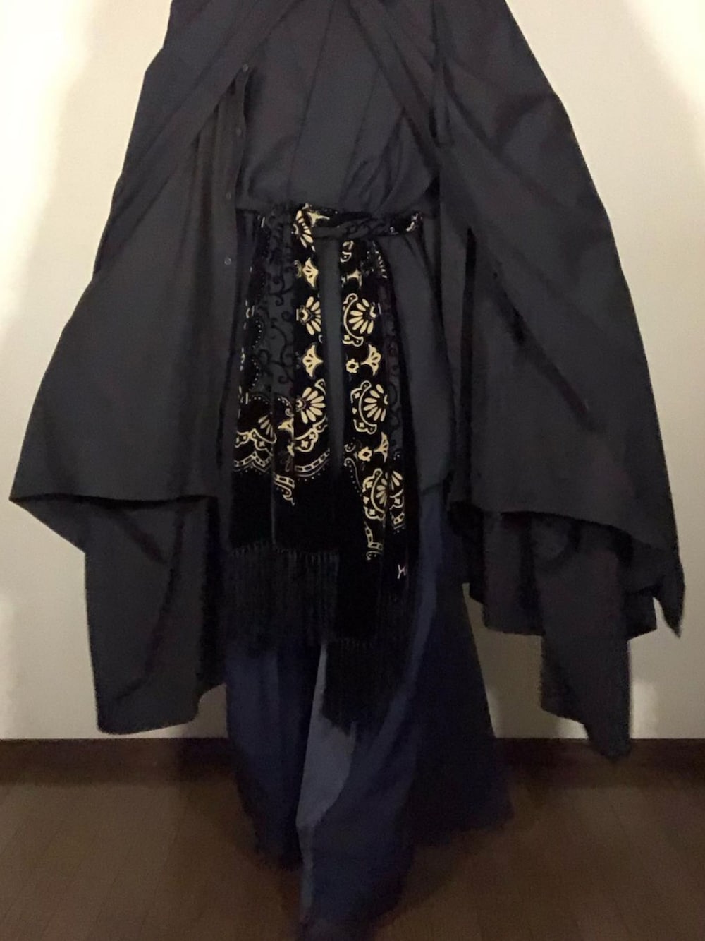 ブラック系のその他アウター、ブラック系のシャツ/ブラウス、ブラック系のジャケット/アウターを着用したメンズの春コーディネートの5枚目の写真