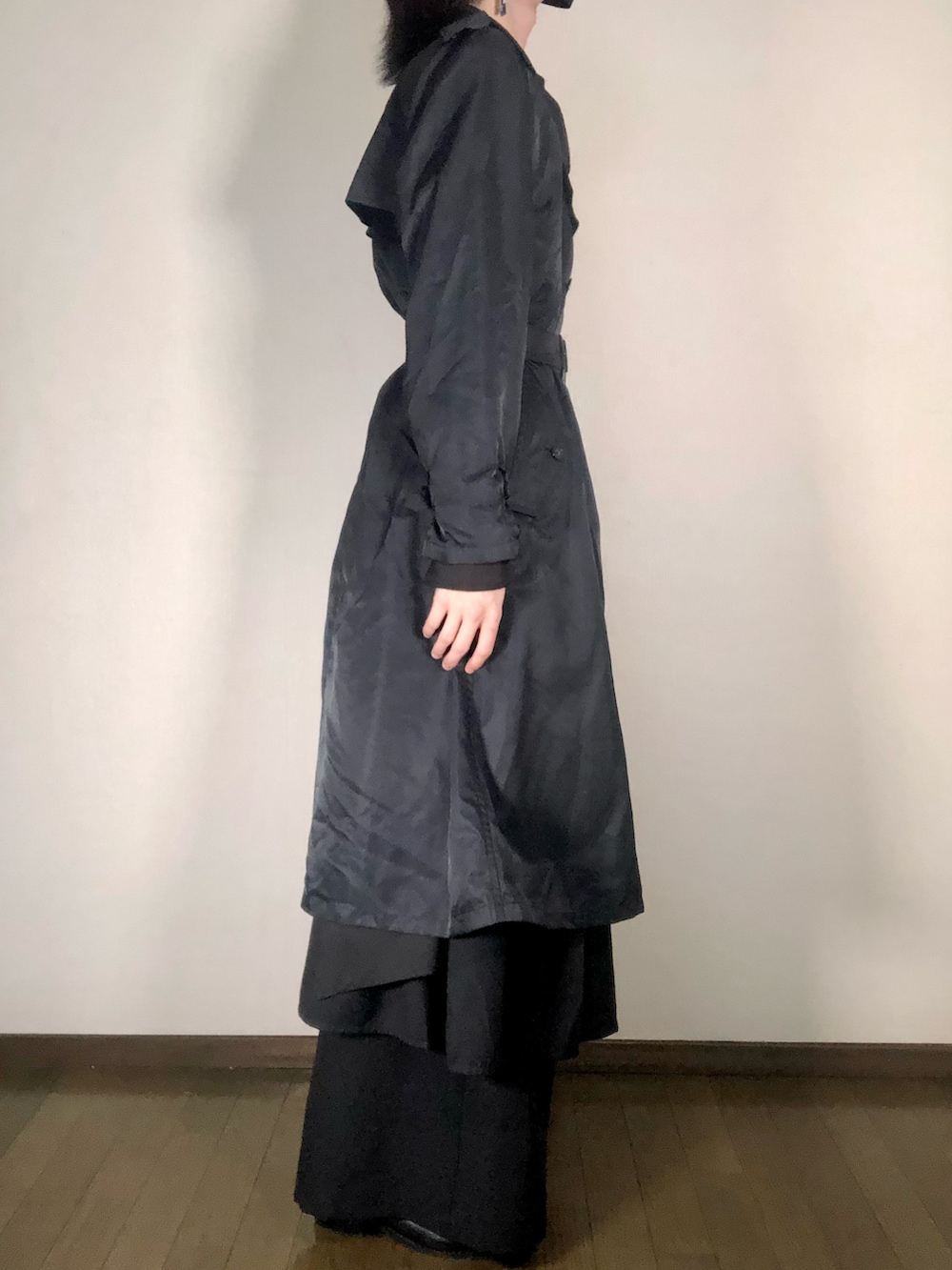 ブラック系のシャツ/ブラウス、ブラック系のスカート、ブラック系のその他パンツを着用したメンズの冬コーディネートの4枚目の写真