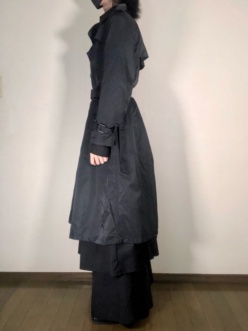 ブラック系のシャツ/ブラウス、ブラック系のスカート、ブラック系のその他パンツを着用したメンズの冬コーディネートの3枚目の写真